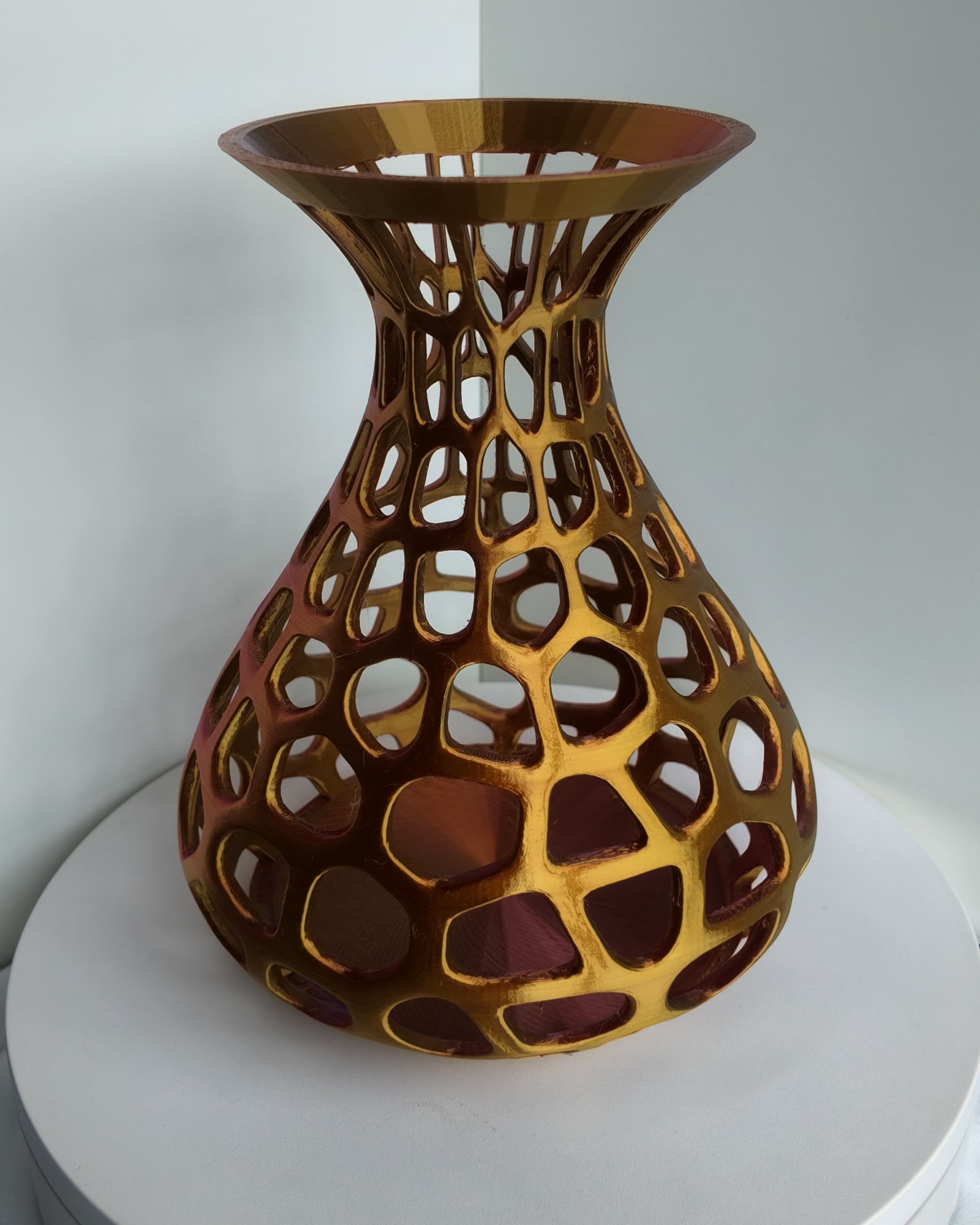 Korallenvase Organica – Gold-Bronze-Schimmer