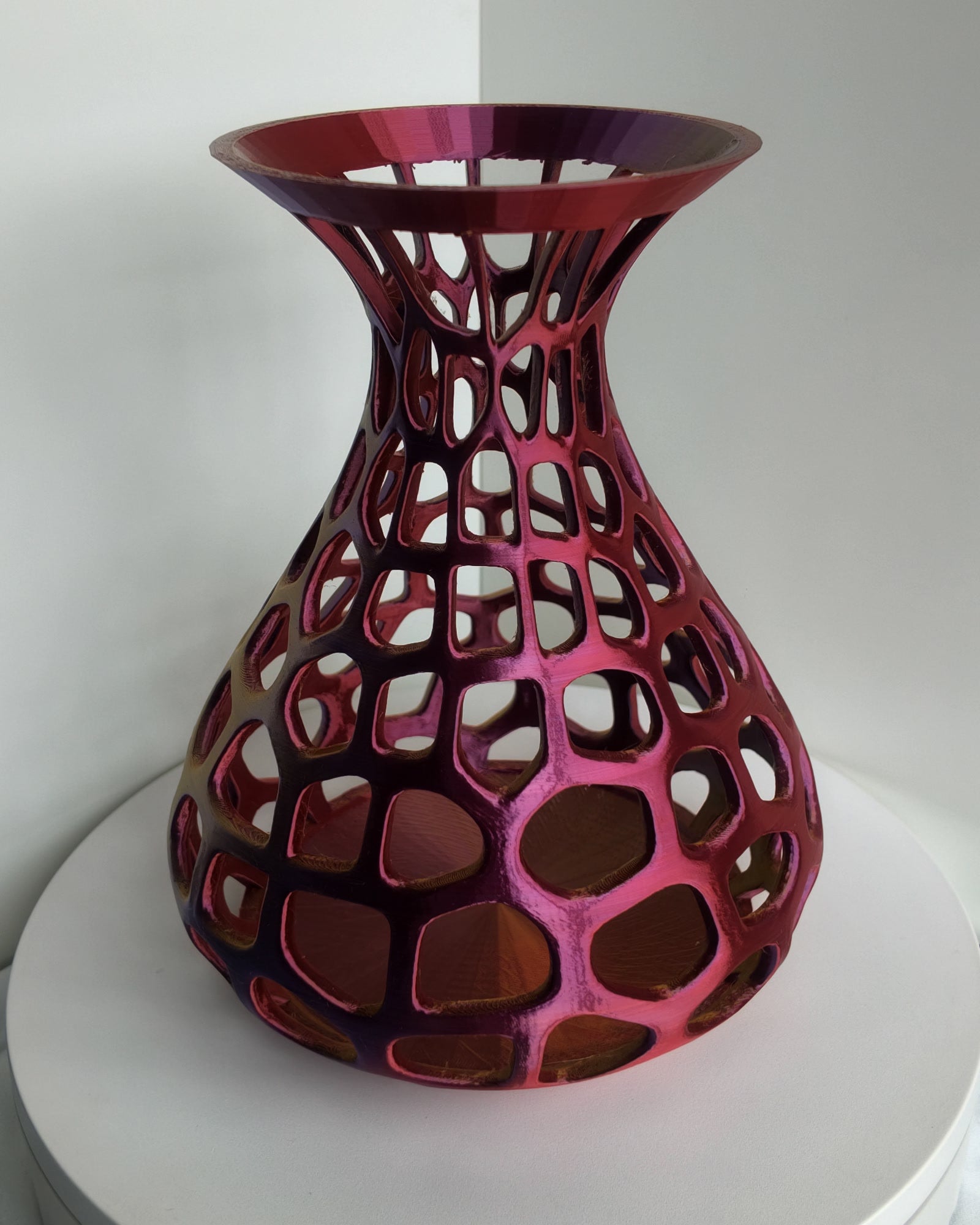 Korallenvase Organica – Voronoi-Vase im Silk Blau-Lila-Rot-Gold, Magenta-Schimmer