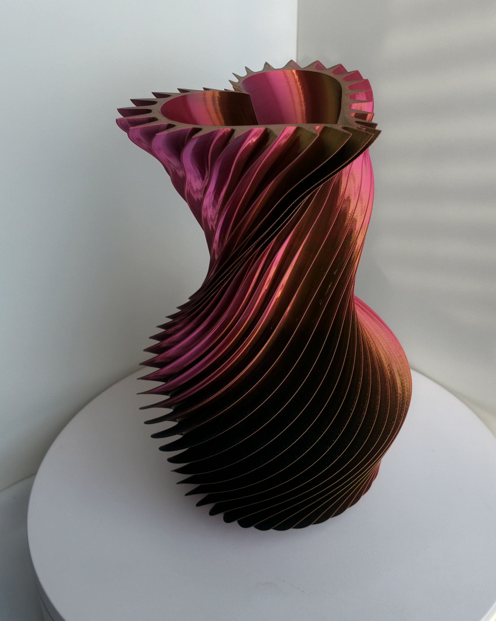 SpiralLove Twist-Vase, Vier-Farben-Silk Schwarz-Grau-Rot-Gelb – Frontansicht
