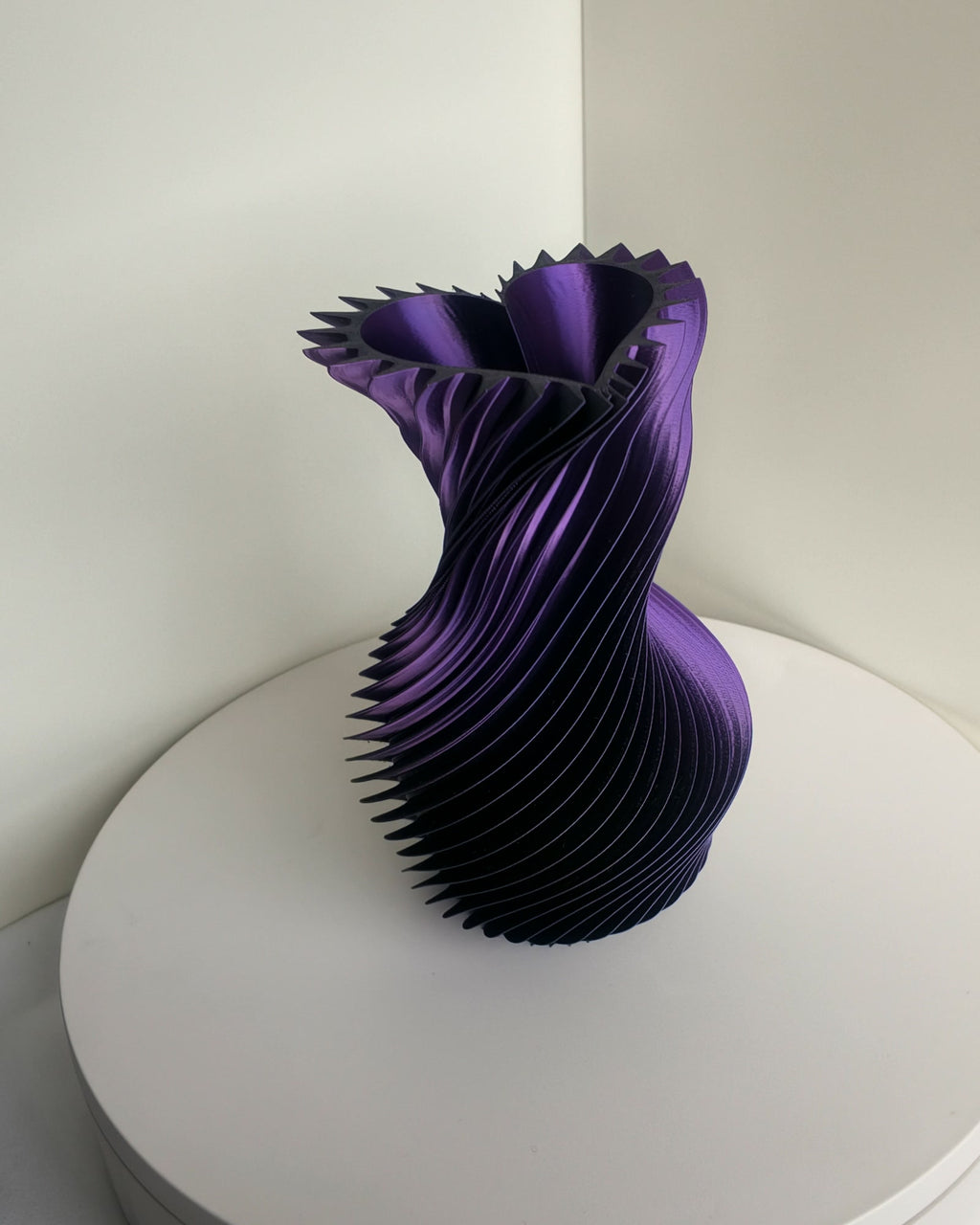 SpiralLove Medium Twist-Vase, Dual-Silk Schwarz-Lila – Violett-Schimmer, Frontansicht