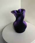 SpiralLove Medium Twist-Vase, Dual-Silk Schwarz-Lila – Violett-Schimmer, Frontansicht