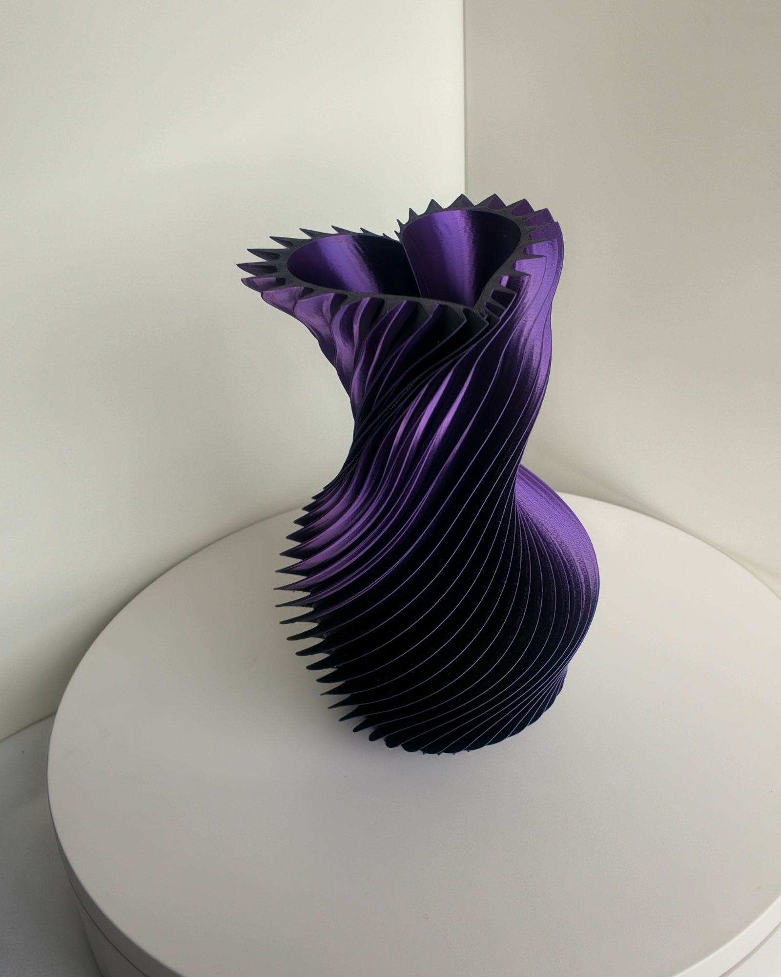 SpiralLove Medium Twist-Vase, Dual-Silk Schwarz-Lila – Violett-Schimmer, Frontansicht