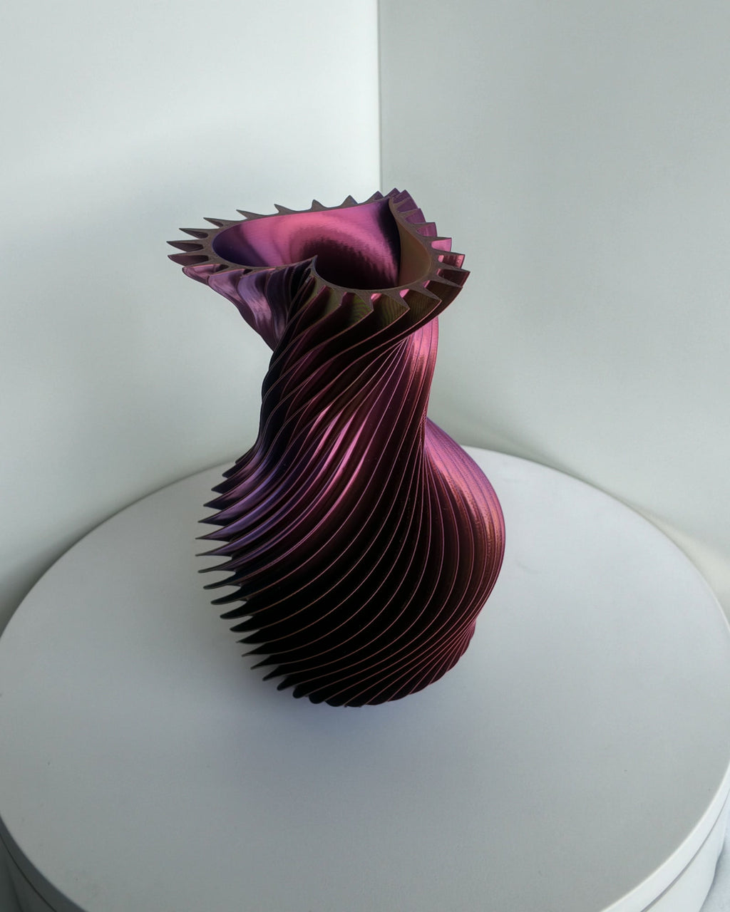 SpiralLove Medium Vase, Rot-Magenta Silk-Schimmer