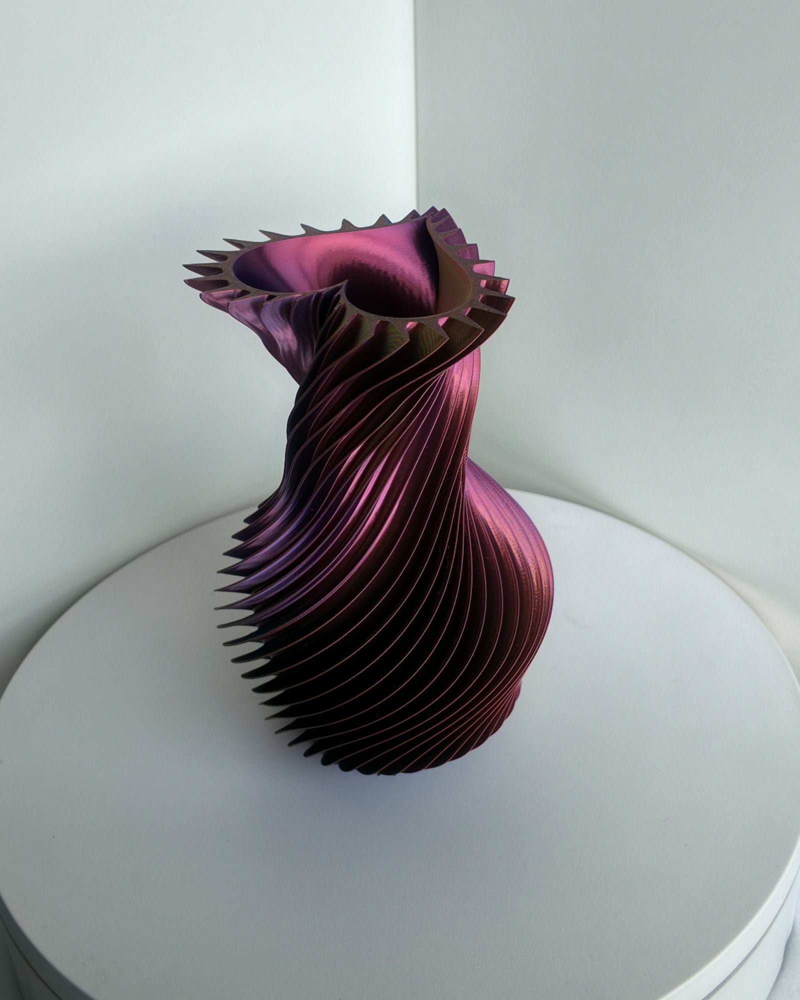 SpiralLove Medium Vase, Rot-Magenta Silk-Schimmer