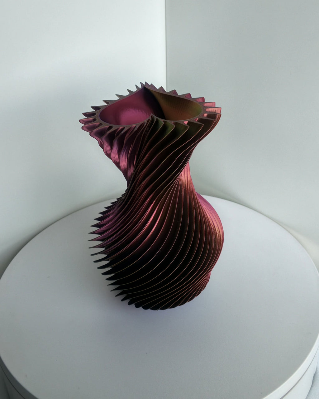 SpiralLove Medium Vase, gewellte Krone, Rot-Pink Silk