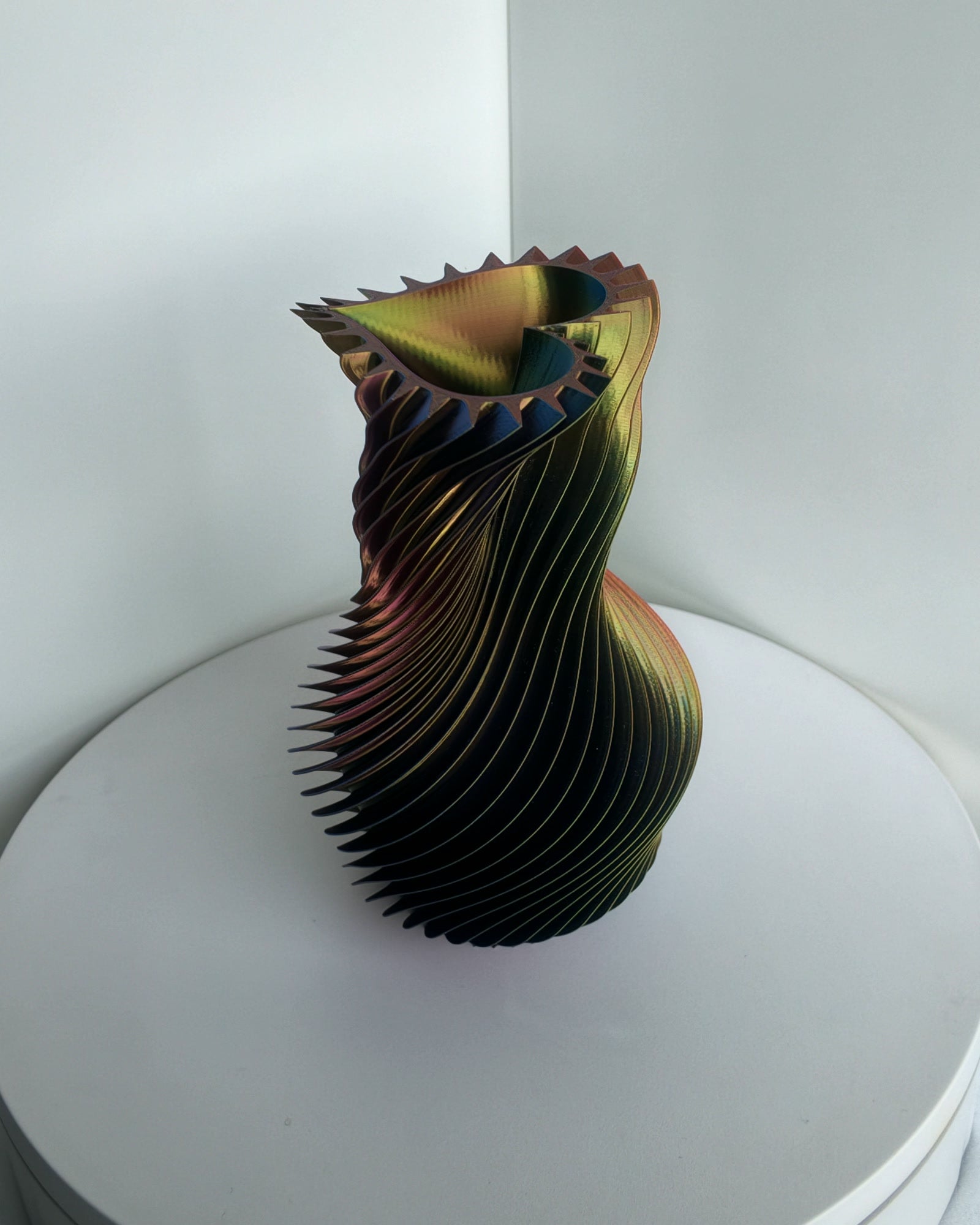 SpiralLove Medium Vase Schwarz-Grau-Rot-Gelb, Gold-Rot-Grün schimmernde Twist-Spirale