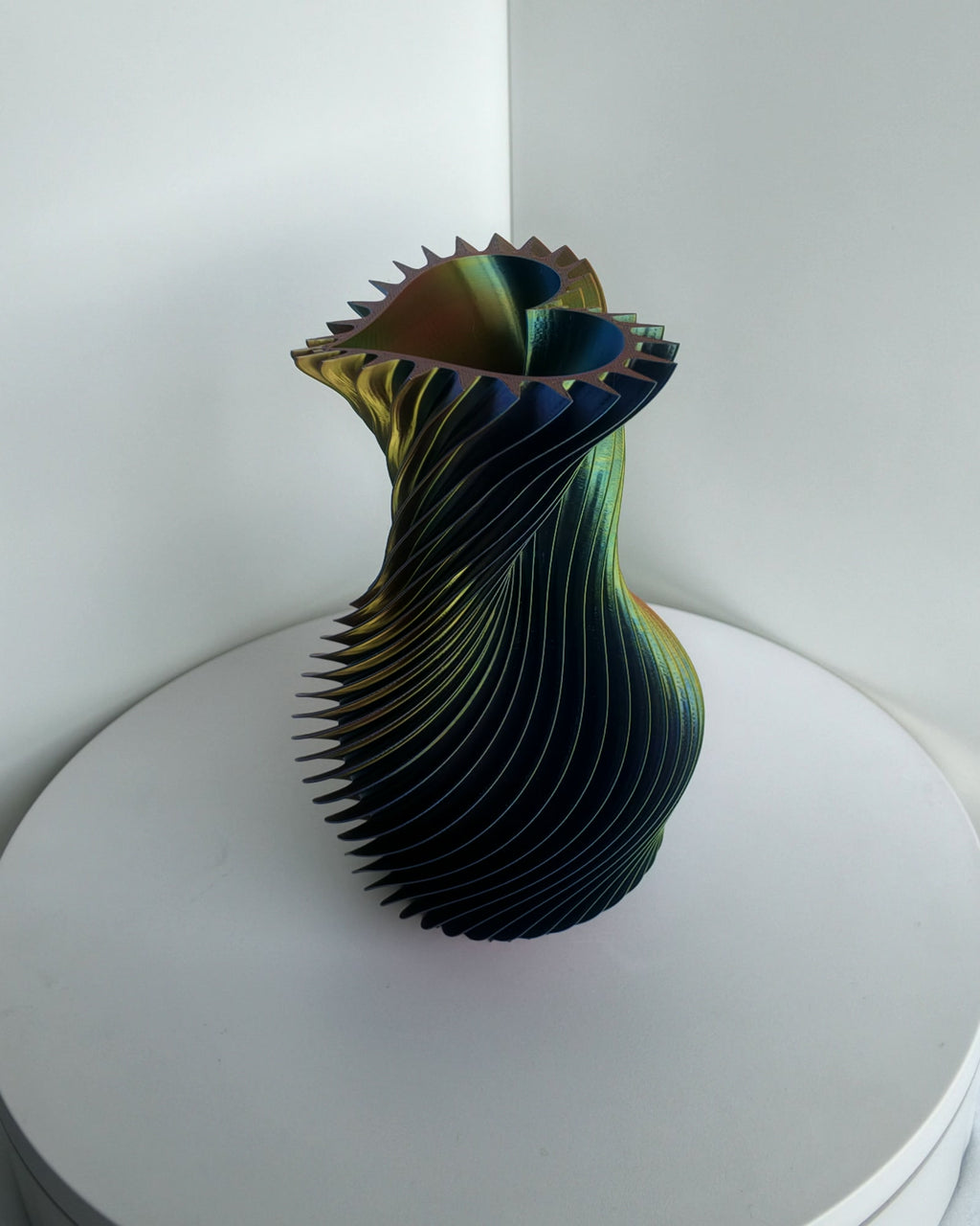 SpiralLove Medium Vase, changierendes Gold-Grün-Blau Silk