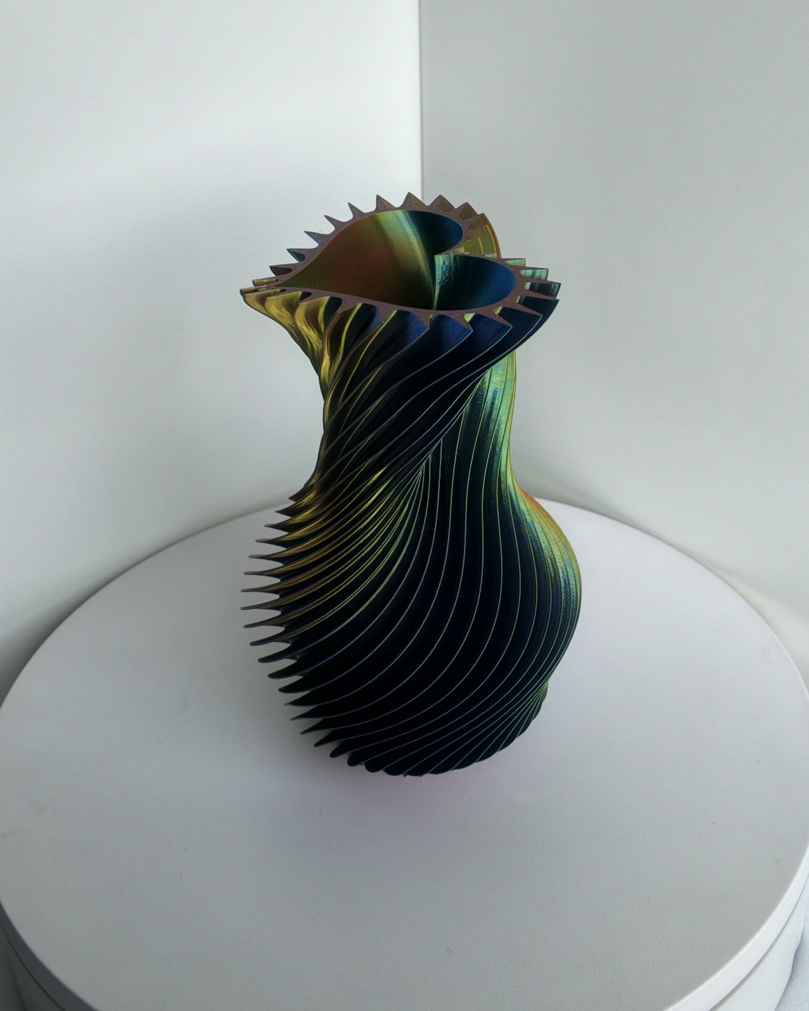 SpiralLove Medium Vase, changierendes Gold-Grün-Blau Silk