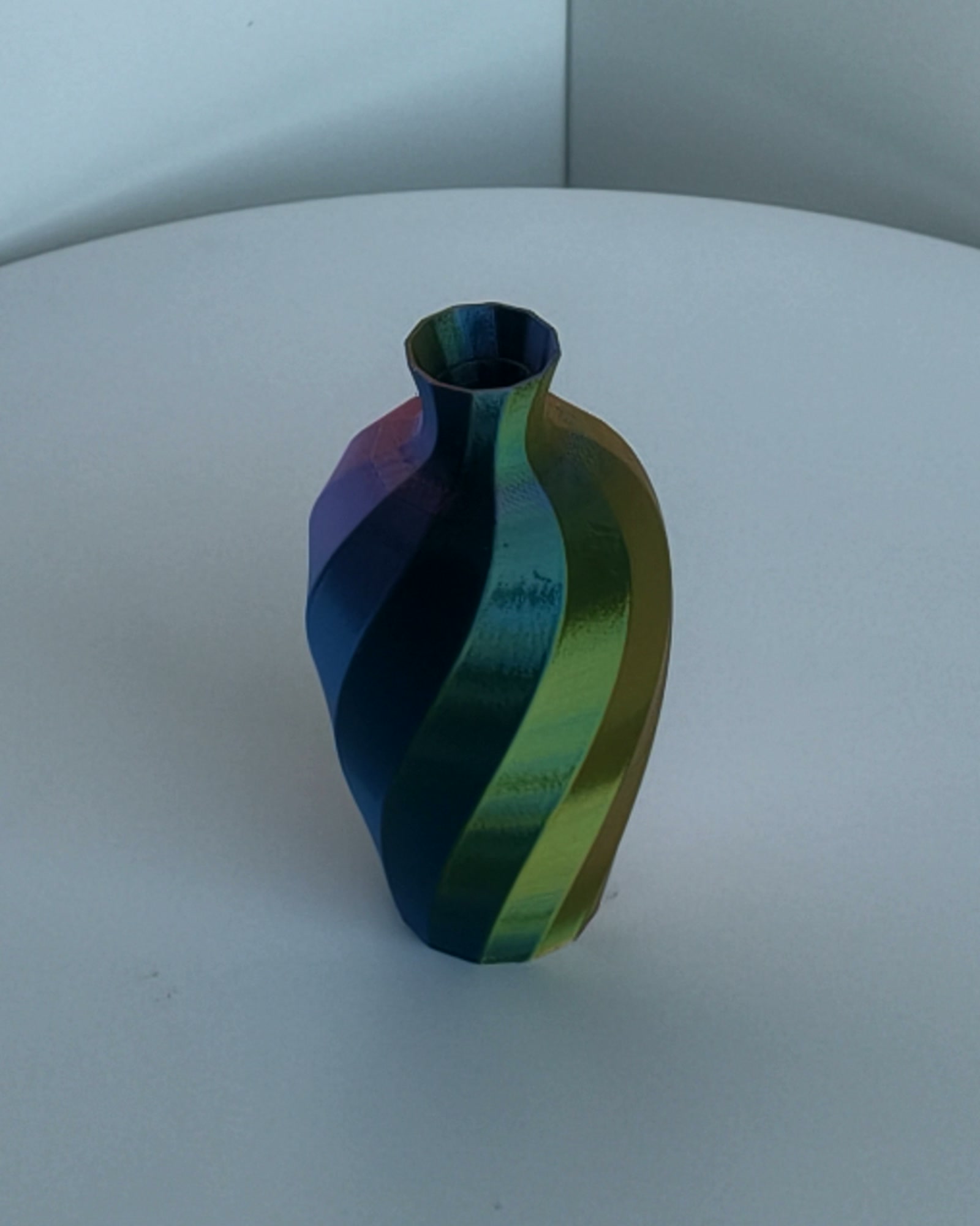 Kleine Tischvase, changierender Regenbogen-Silk