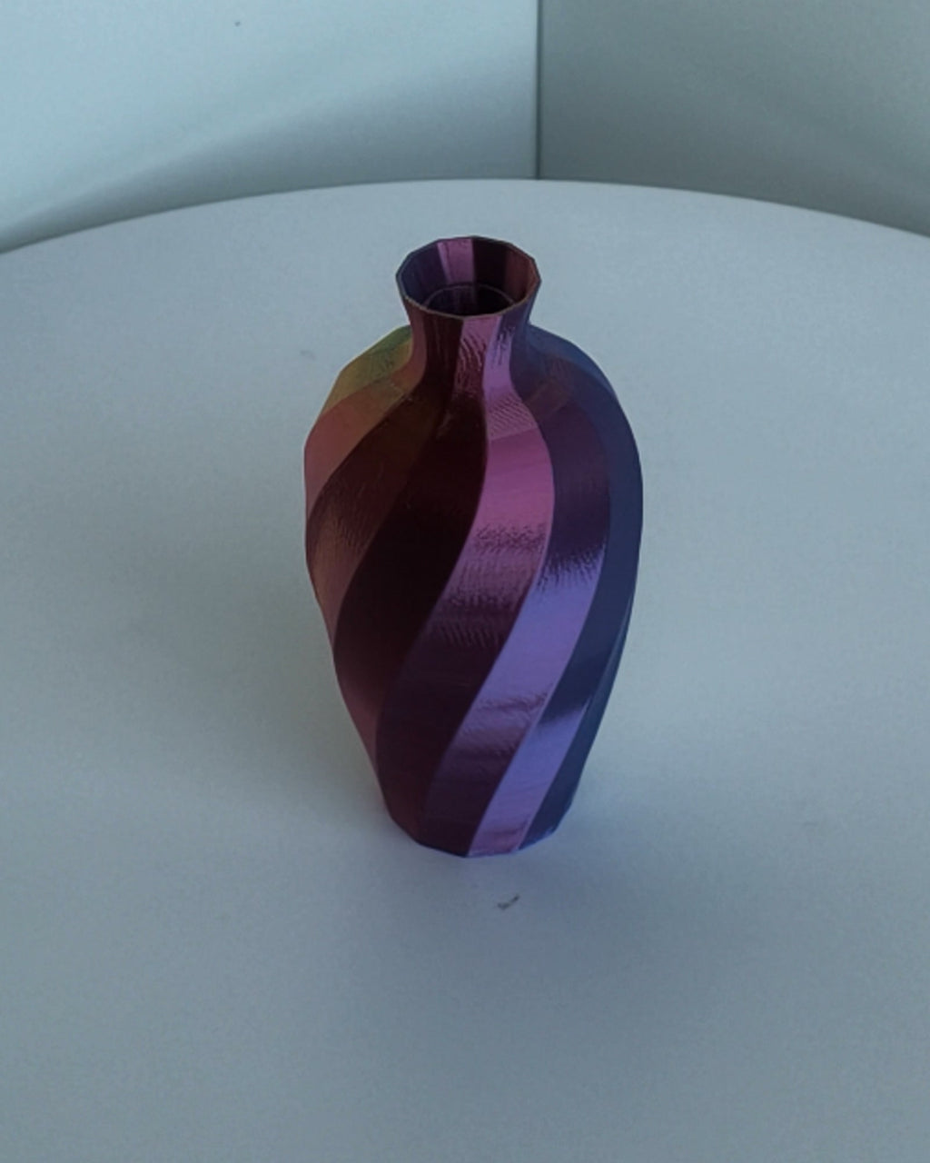 Kleine Tischvase, warmer Magenta-Pink Silk