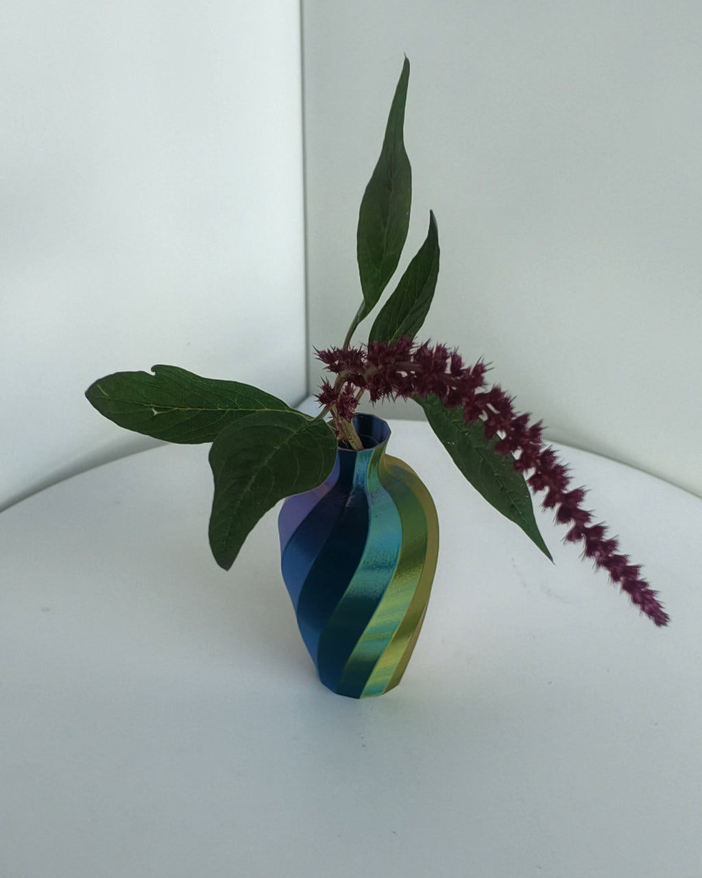 Kleine Tischvase Reagenzglas Blau-Lila-Rot-Gold mit Blume