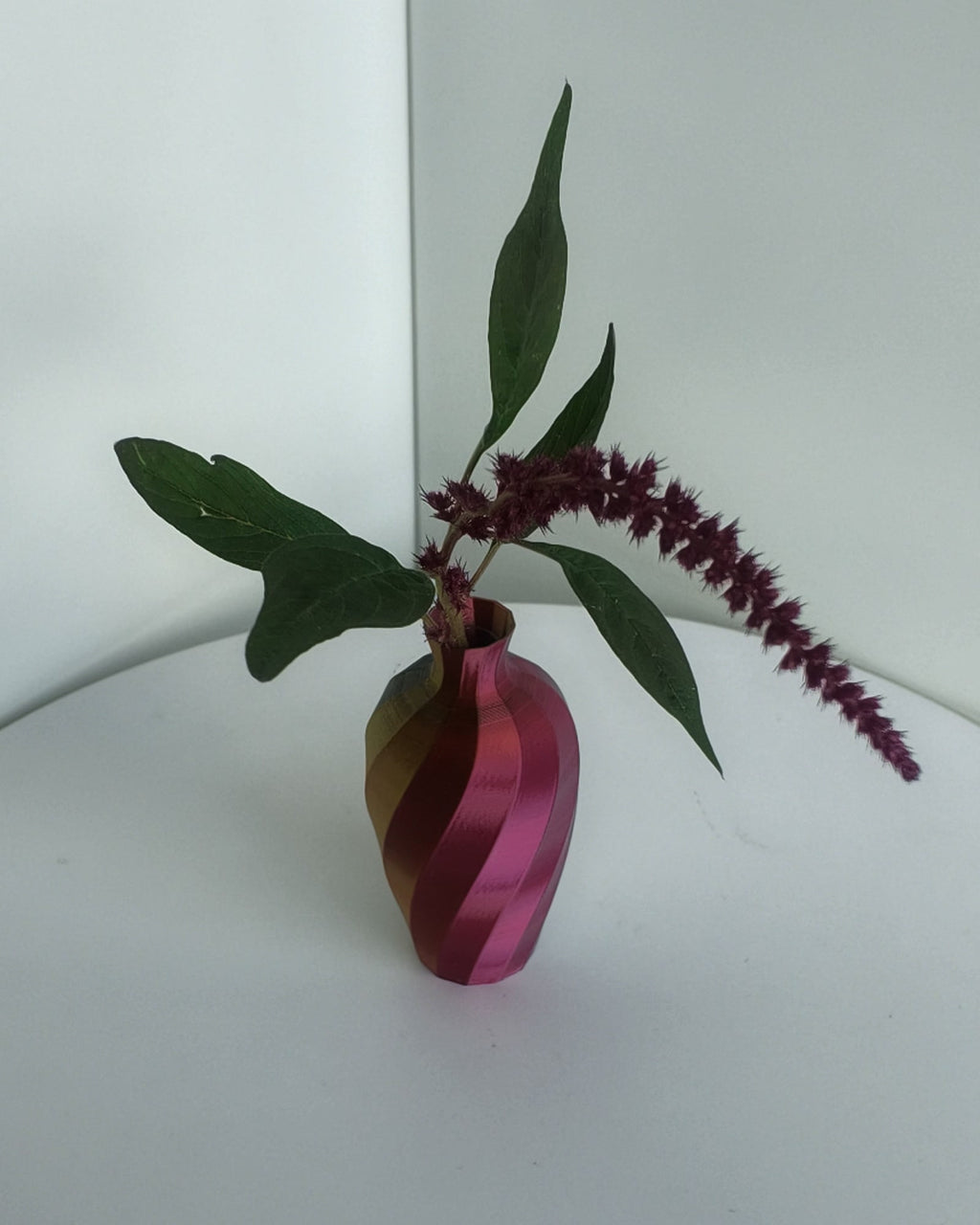 Kleine Tischvase Reagenzglas Blau-Lila-Rot-Gold mit Blume, Seitenansicht