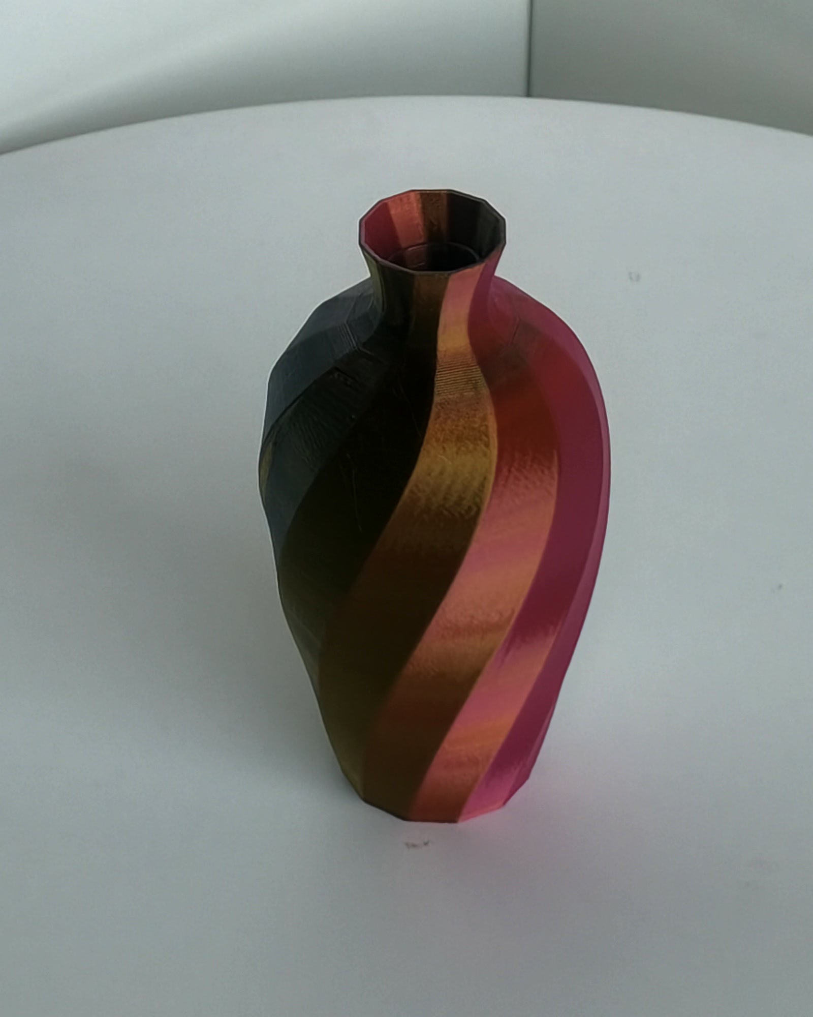 Kleine Tischvase, Schwarz-Gold-Rot Silk-Spirale