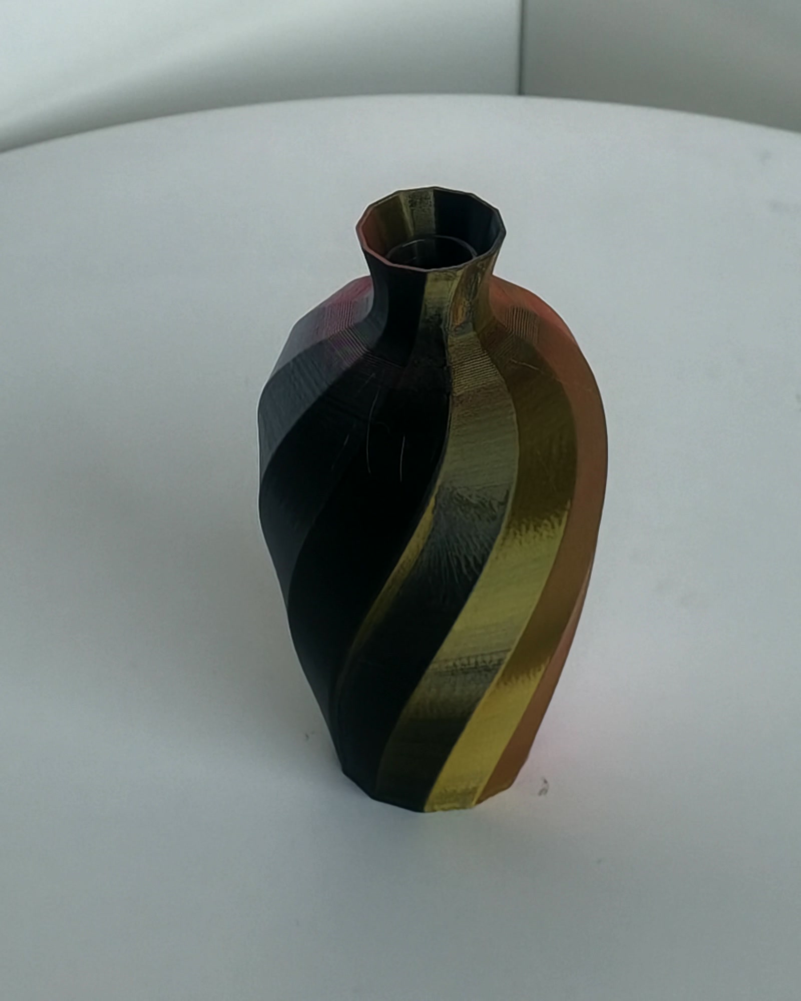 Kleine Tischvase, goldene Spirale auf Schwarz