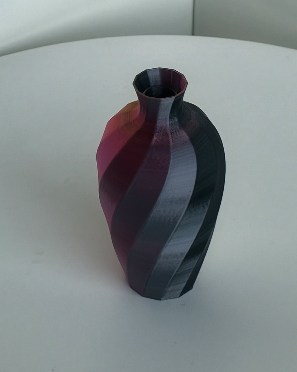 Kleine Tischvase, Rot-Gold-Schwarz Silk