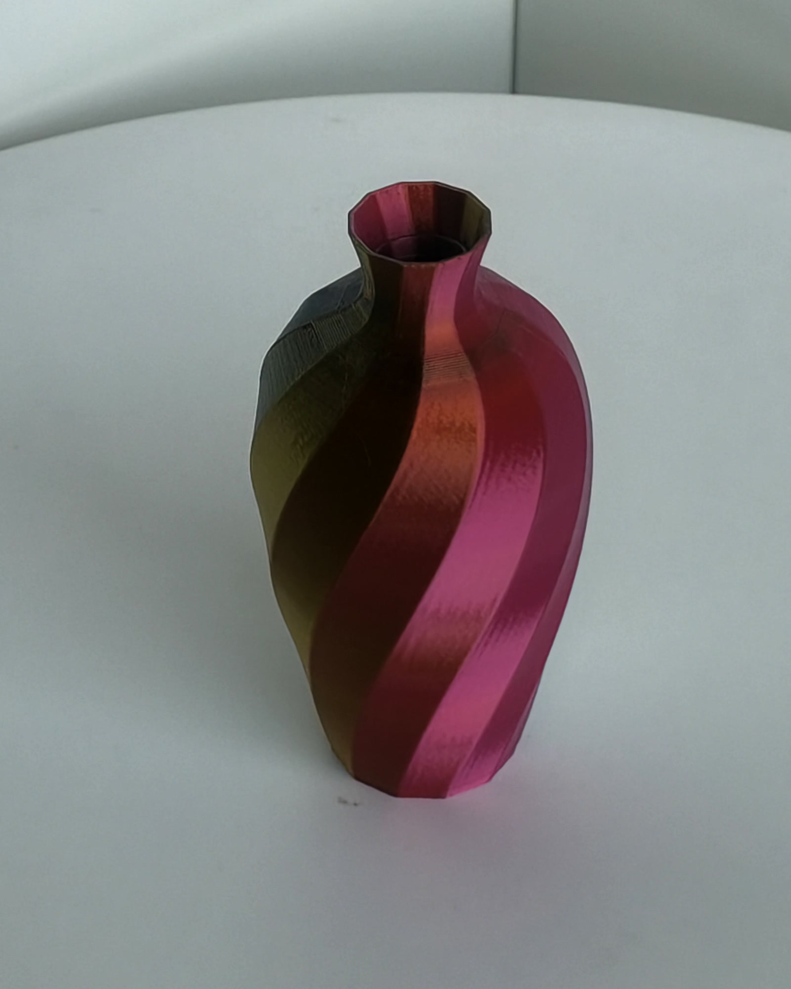 Kleine Tischvase, changierender Silk-Schimmer