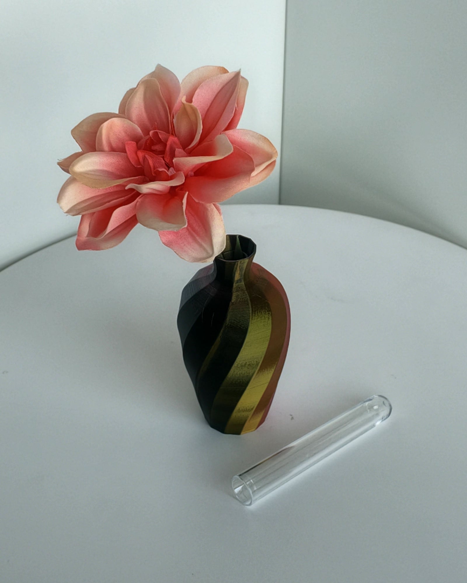 Kleine Tischvase Schwarz-Grau-Rot-Gelb mit rosa Blüte und mitgeliefertem Reagenzglas