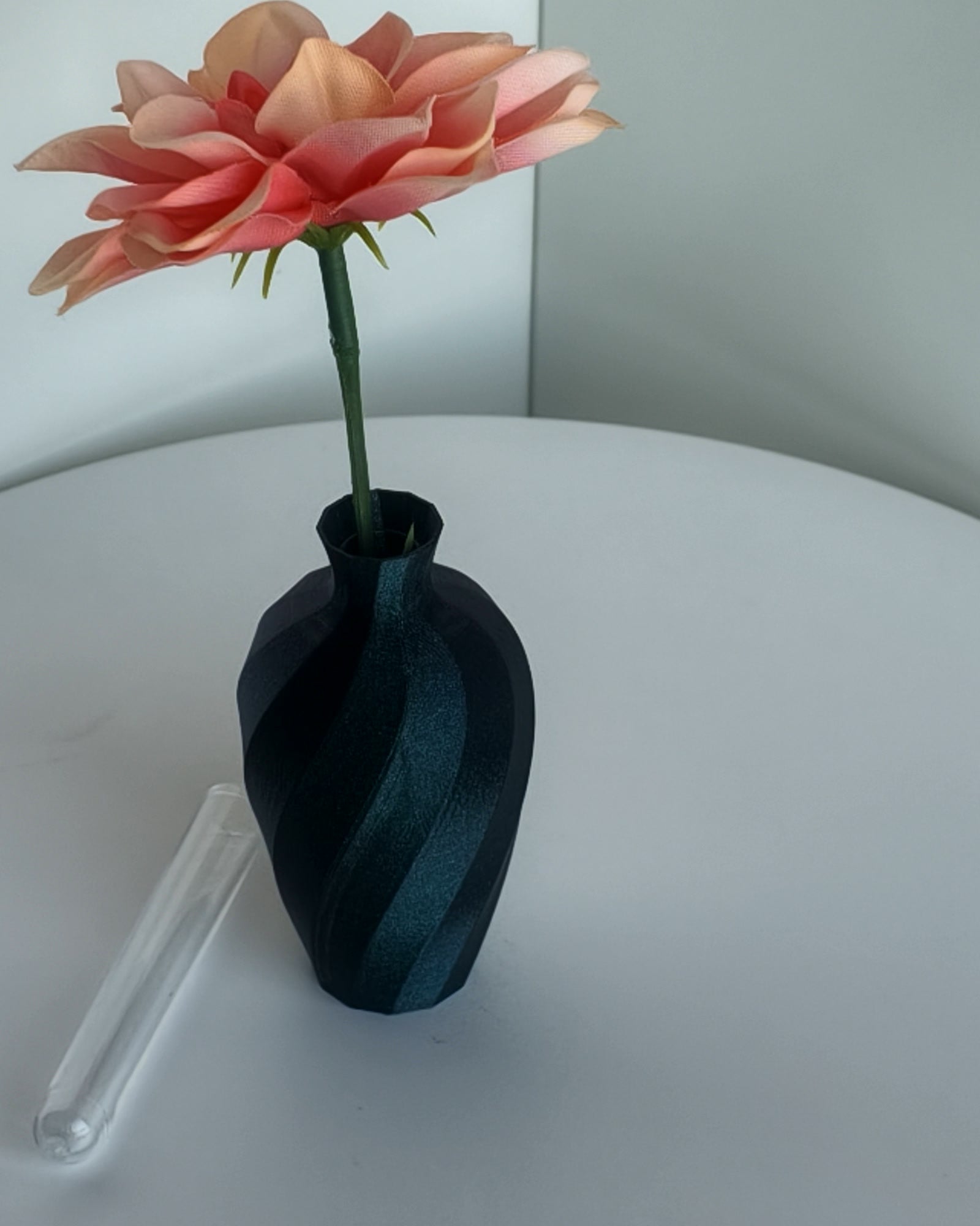 Kleine Tischvase Galaxy mit Blüte, Reagenzglas daneben