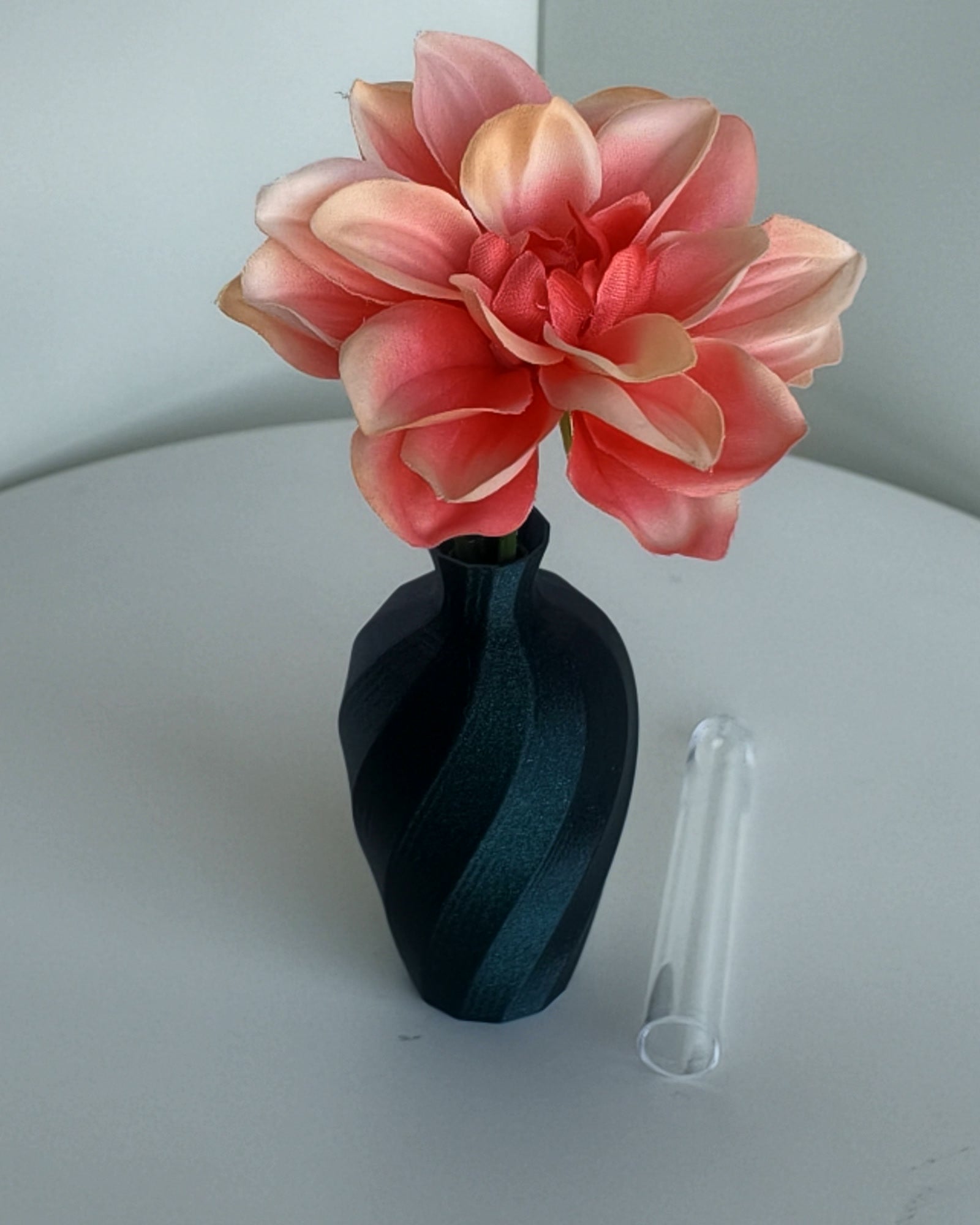 Kleine Tischvase Galaxy (Petrol) mit rosa Blüte und mitgeliefertem Reagenzglas
