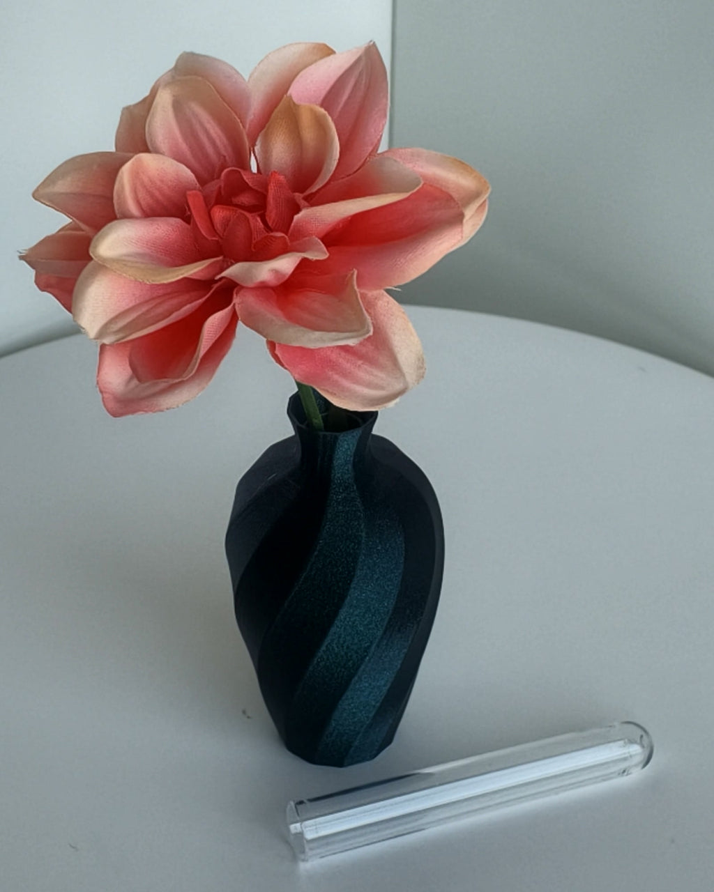 Kleine Tischvase Galaxy mit Blüte und Reagenzglas