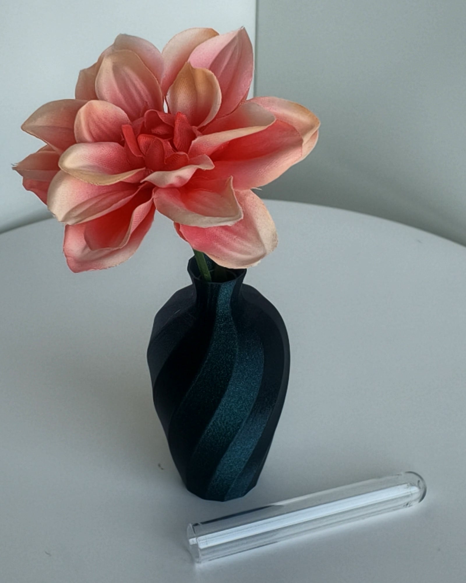 Kleine Tischvase Galaxy mit Blüte und Reagenzglas