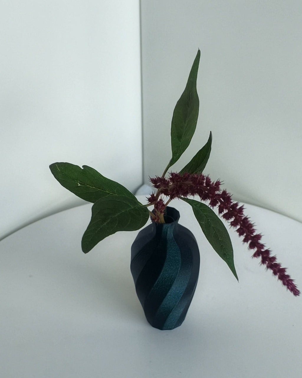 Kleine Tischvase Reagenzglas Galaxy mit Blume