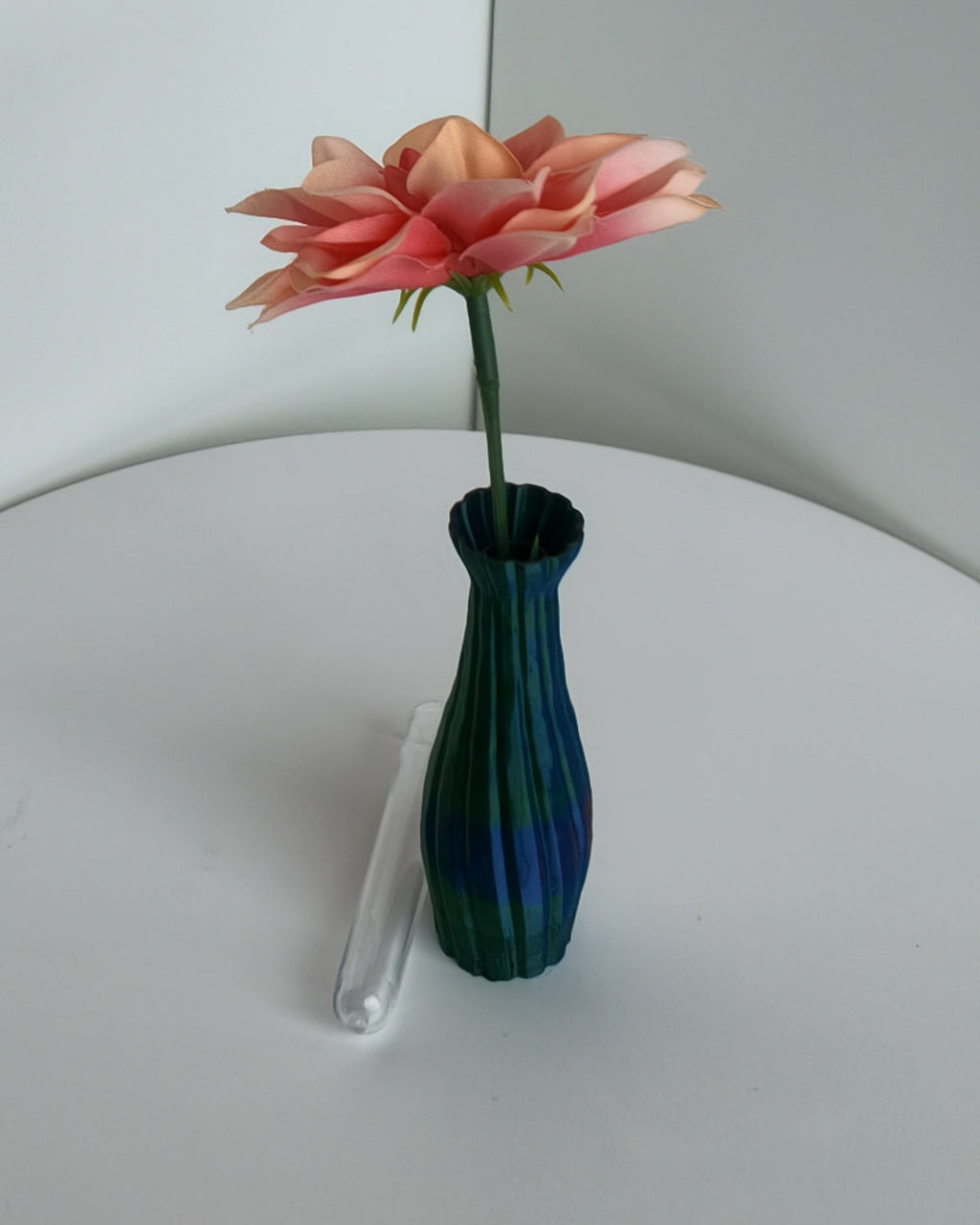 Schlanke Bud-Vase, Twist-Spirale in Blau-Violett-Grün