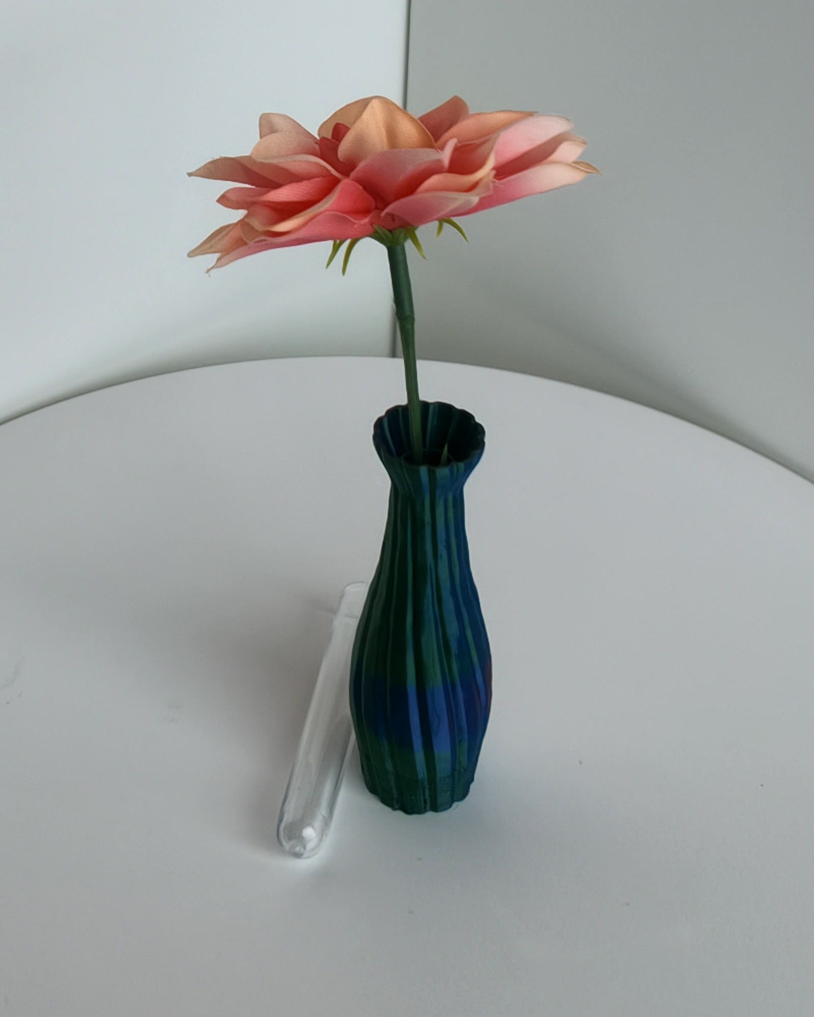 Schlanke Bud-Vase, Twist-Spirale in Blau-Violett-Grün
