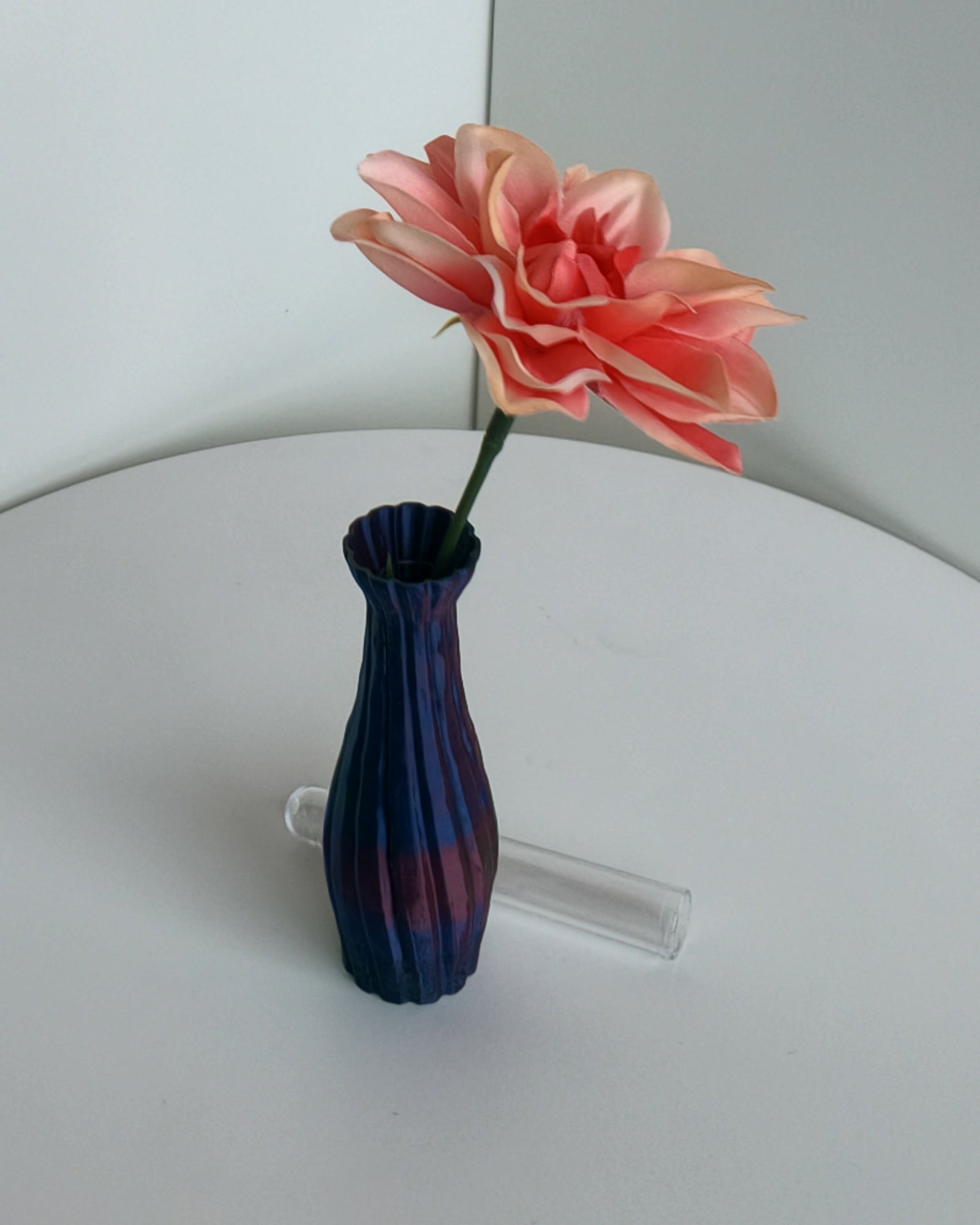 Schlanke Bud-Vase, warmer Gold-Rot-Schimmer