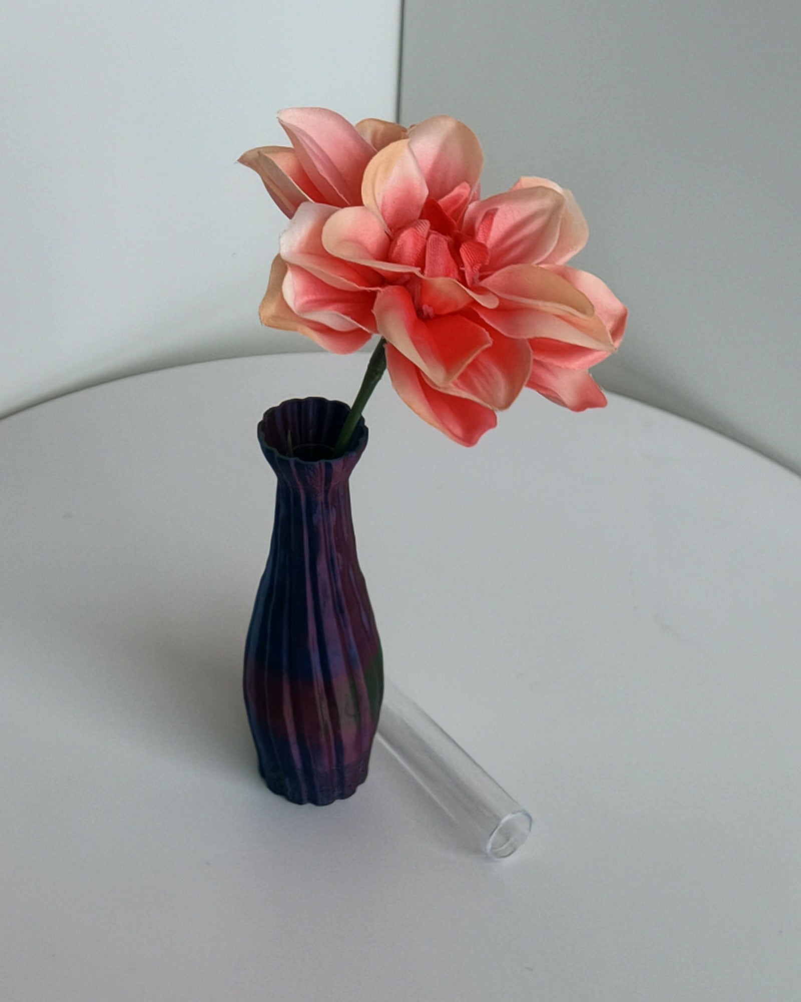 Schlanke Bud-Vase Blau-Lila-Rot-Gold mit rosa Blüte und mitgeliefertem Reagenzglas