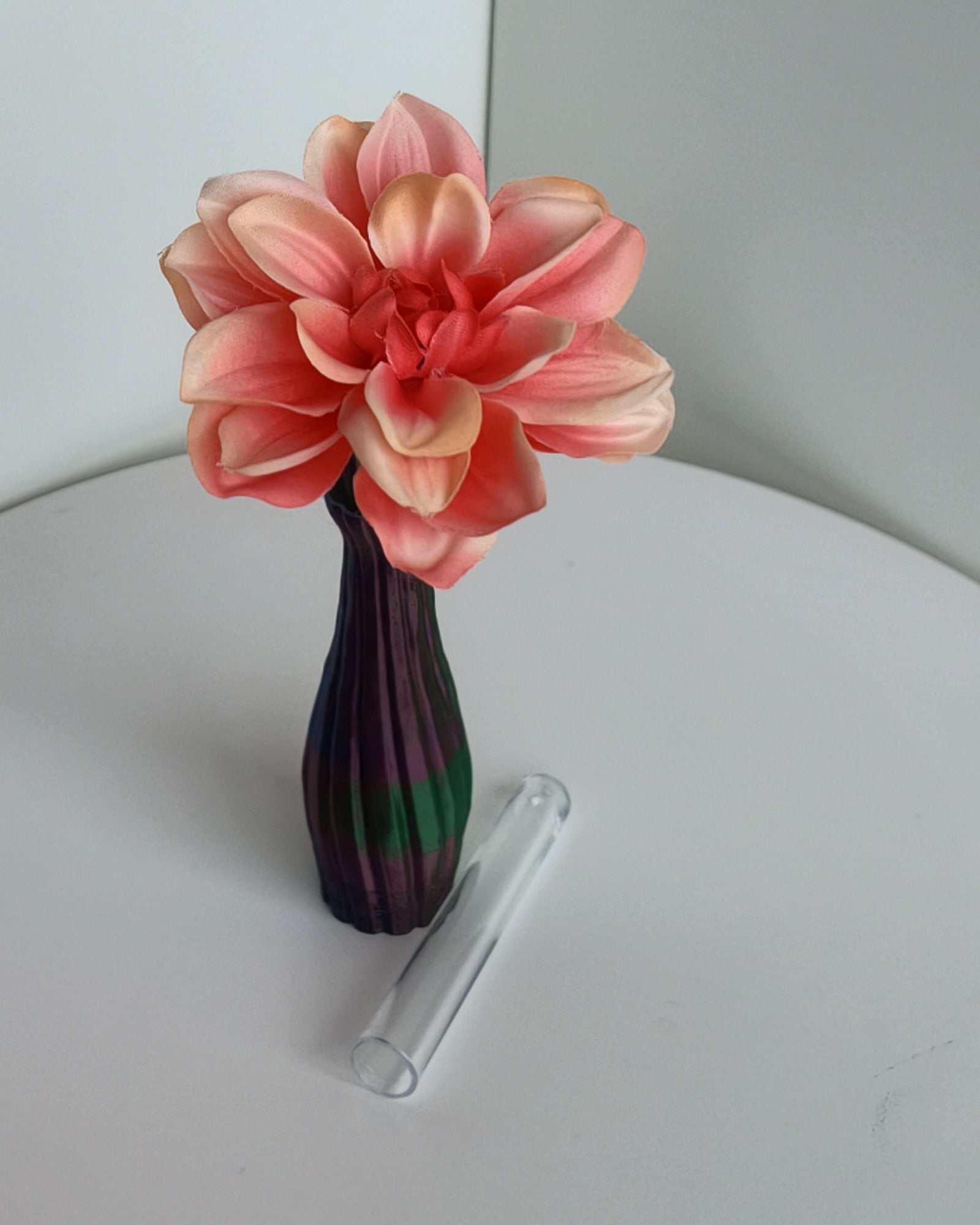 Schlanke Bud-Vase mit Blüte, Reagenzglas daneben