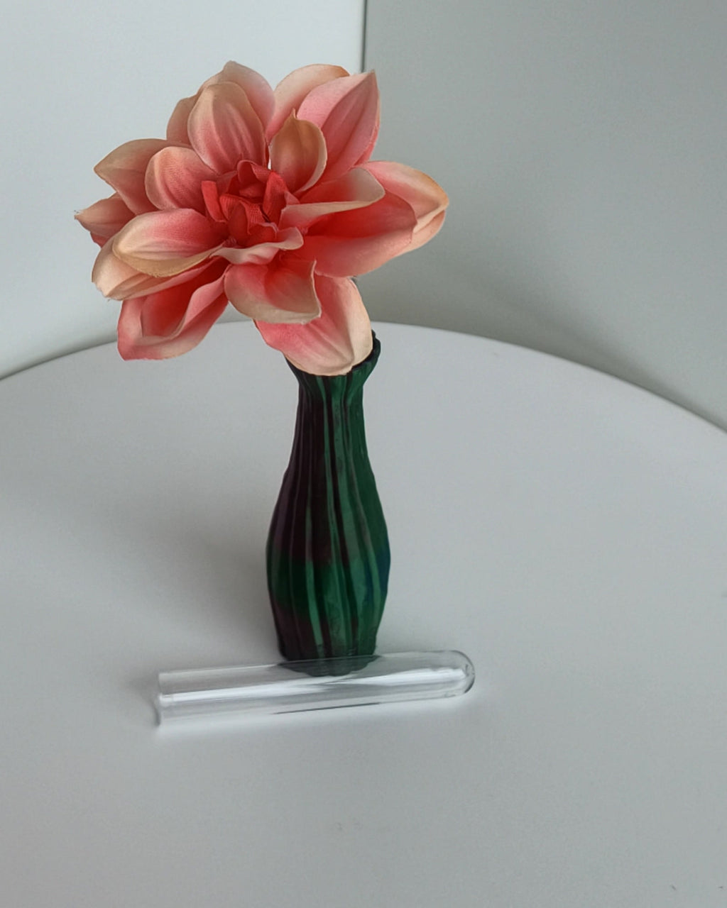 Schlanke Bud-Vase, grün-blauer Silk-Schimmer