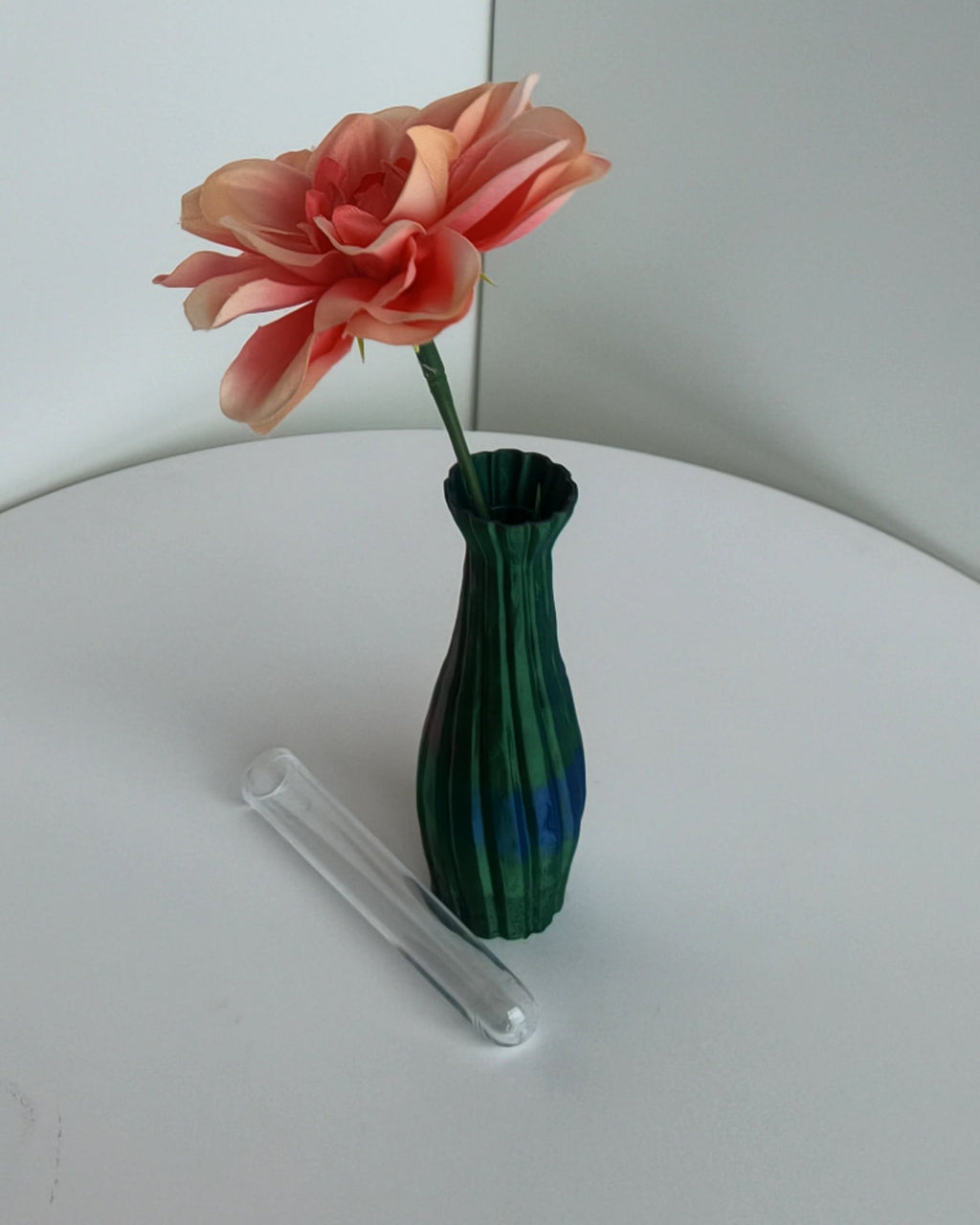 Schlanke Bud-Vase mit Blüte, seitliche Ansicht