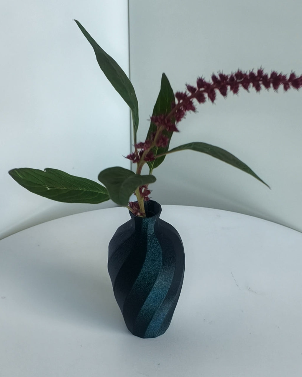 Schlanke Tischvase Reagenzglas Blau-Lila-Rot-Gold mit Blume