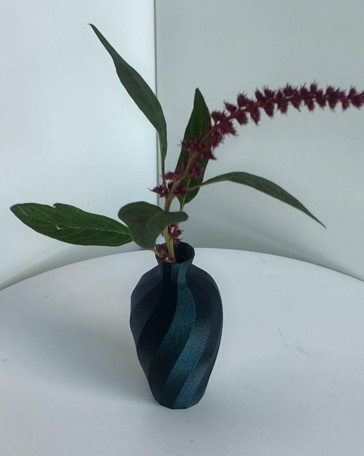 Schlanke Tischvase Reagenzglas Blau-Lila-Rot-Gold mit Blume