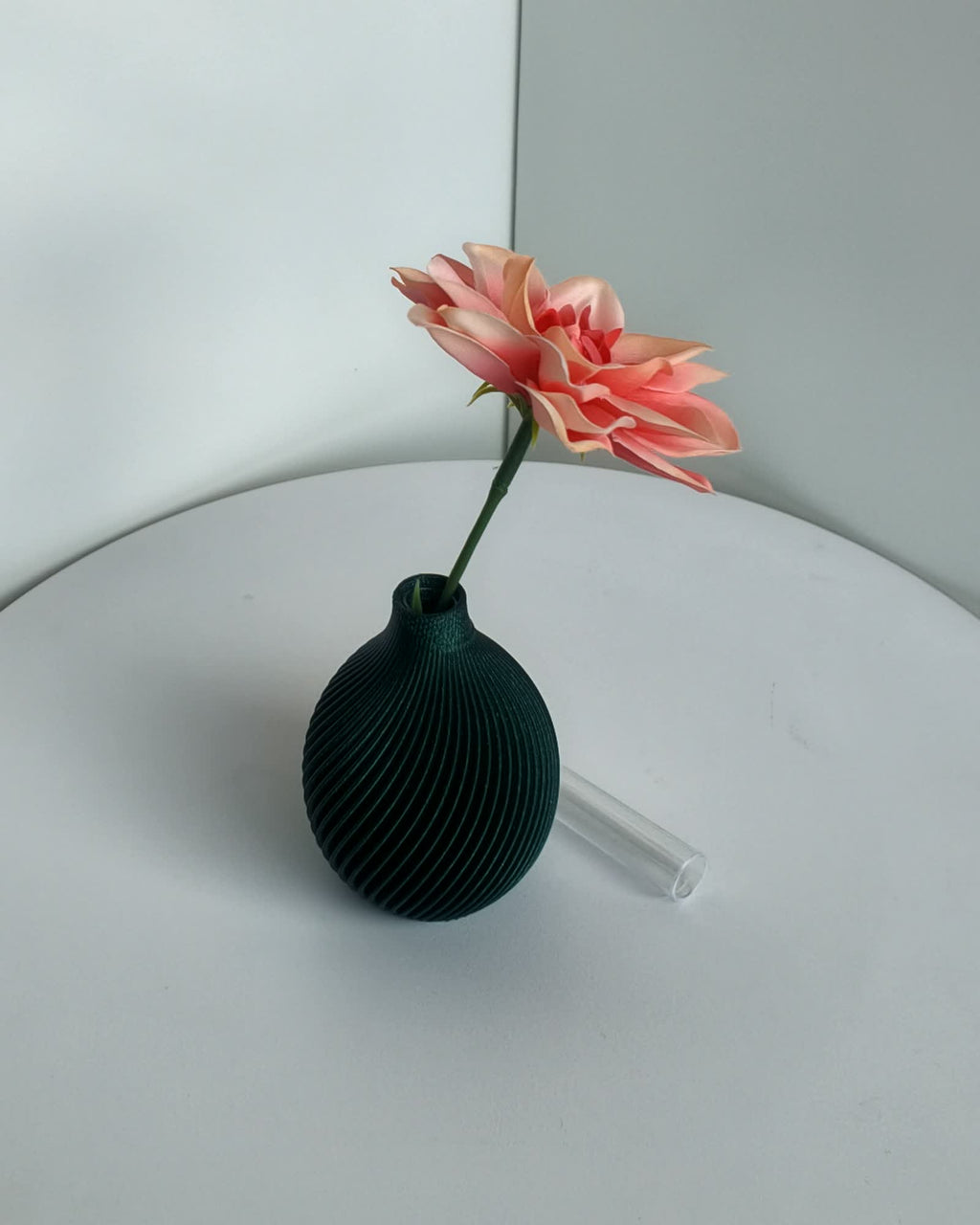 Kugel Buddy Vase Galaxy mit Blüte und Reagenzglas auf hellem Tisch