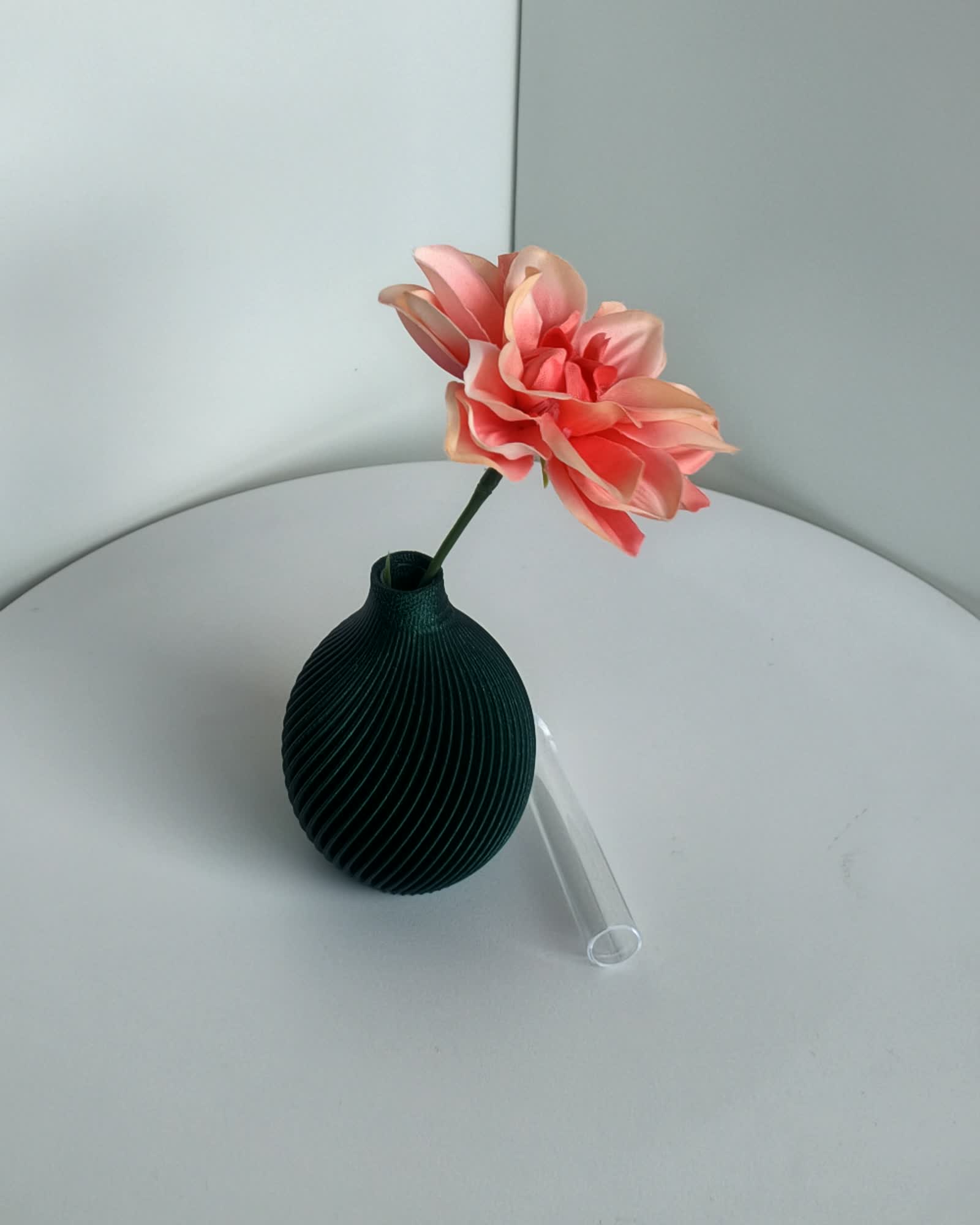 Kugel Buddy Vase Galaxy mit großer rosa Blüte, runde gerippte Kugelform