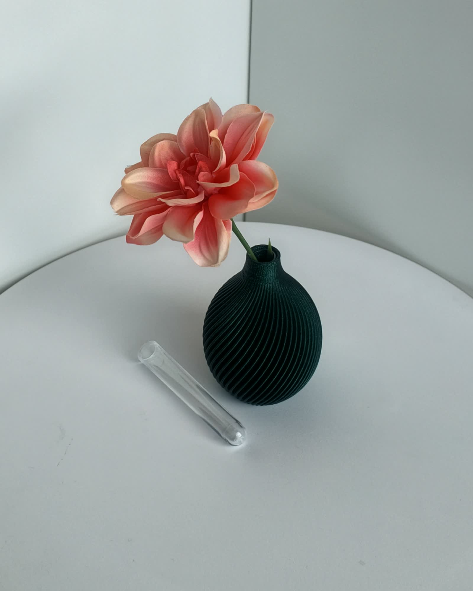Kugel Buddy Vase Galaxy mit rosa Blüte, Türkis-Schimmer auf den Rillen
