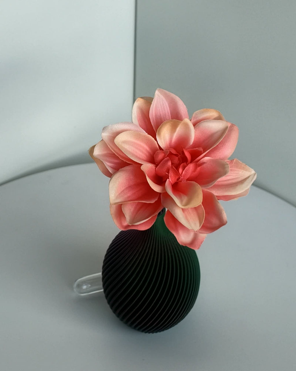 Kugel Buddy Vase Blau-Lila-Rot-Gold mit großer rosa Blüte