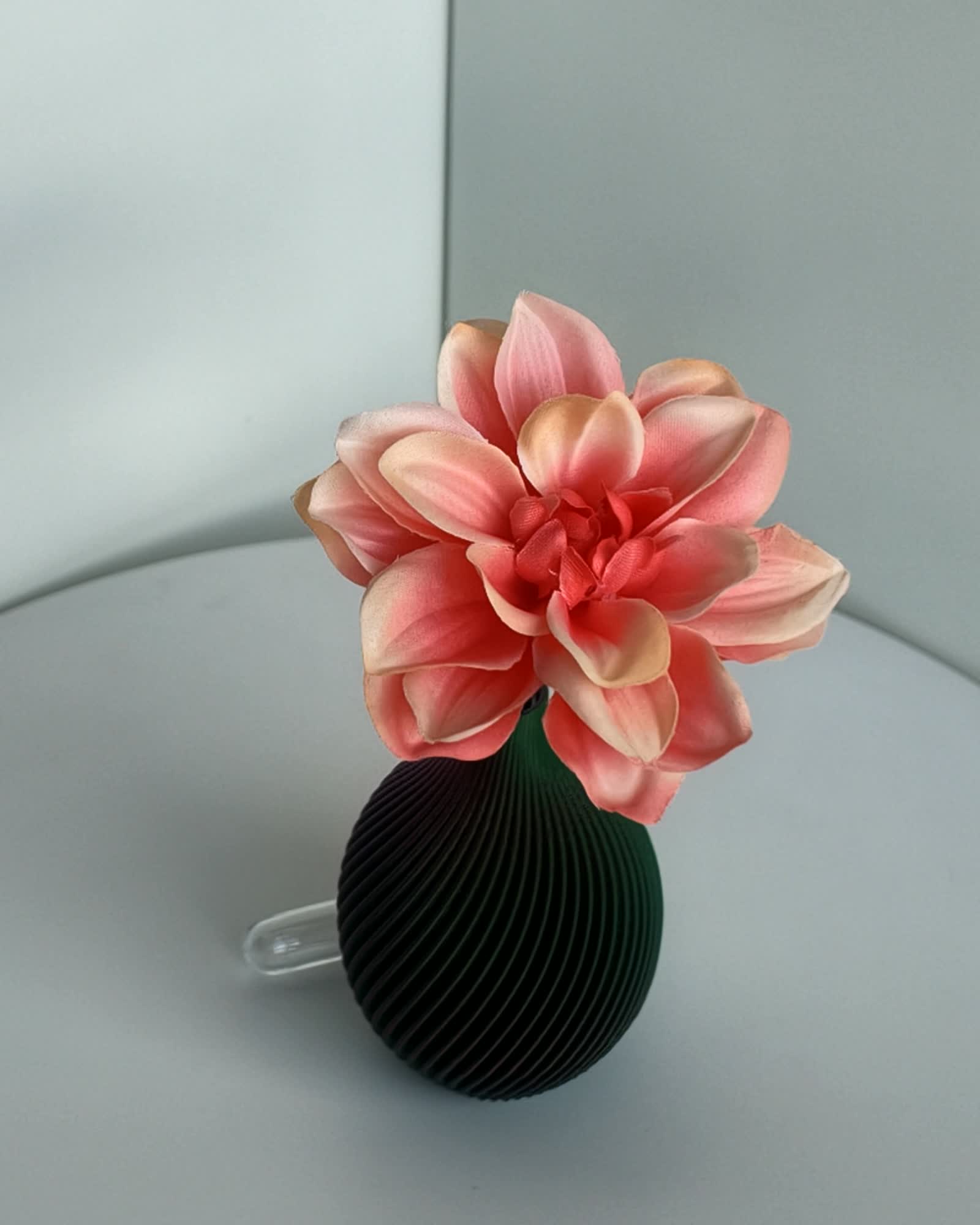Kugel Buddy Vase Blau-Lila-Rot-Gold mit großer rosa Blüte