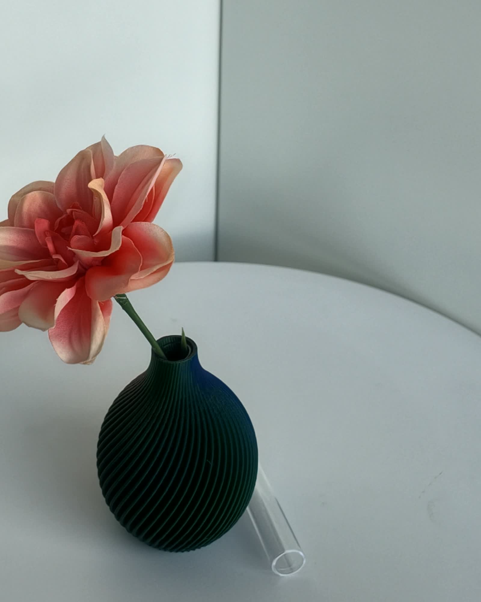 Kugel Buddy Vase mit blauem Schimmer und rosa Blüte, Reagenzglas daneben