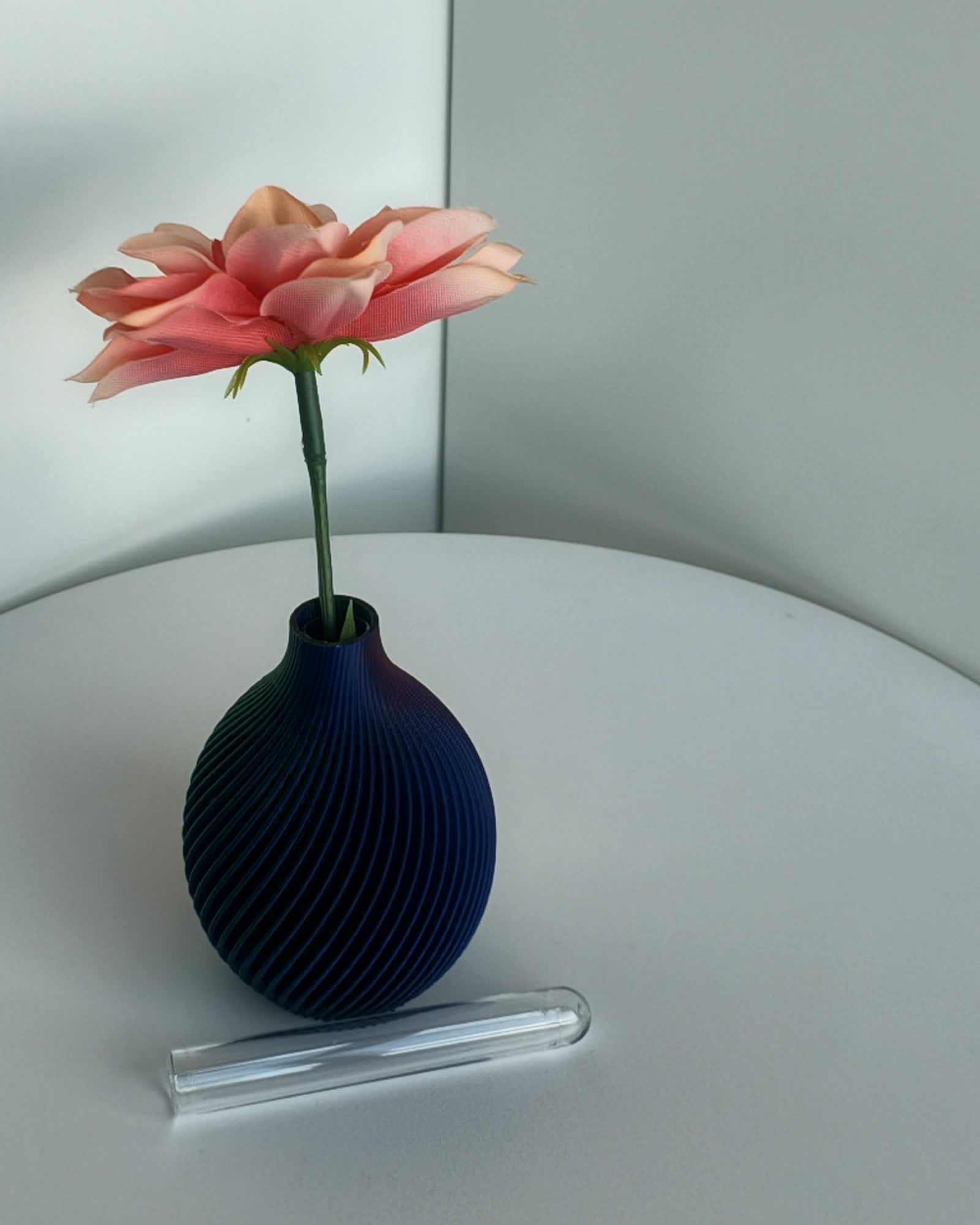 Kugel Buddy Vase in changierendem Blau-Lila mit rosa Blüte, runde gerippte Kugelform