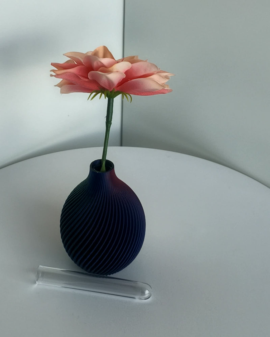 Kugel Buddy Vase mit Lila-Rot-Schimmer, rosa Blüte und Reagenzglas