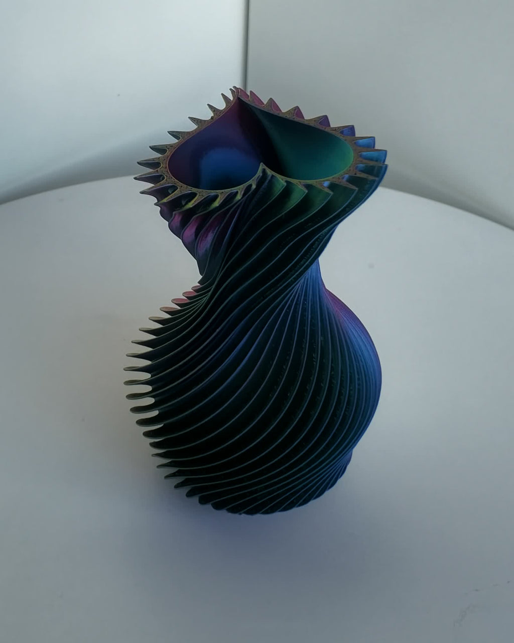 Herzvase Blau-Lila-Rot-Gold – herzförmige Öffnung, blau-violett