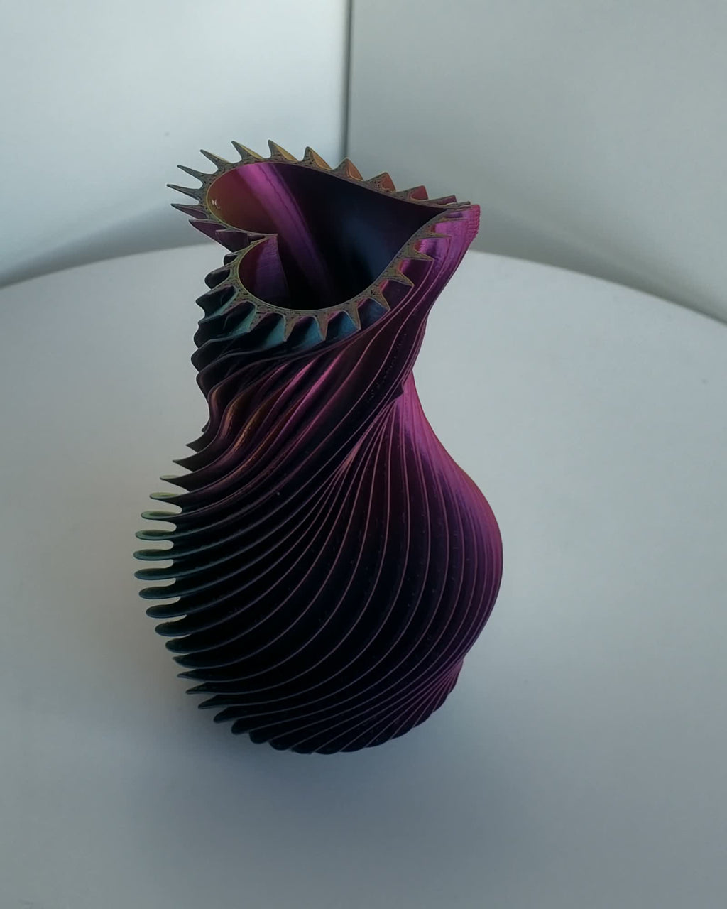 Herzvase Blau-Lila-Rot-Gold – Magenta-Ansicht