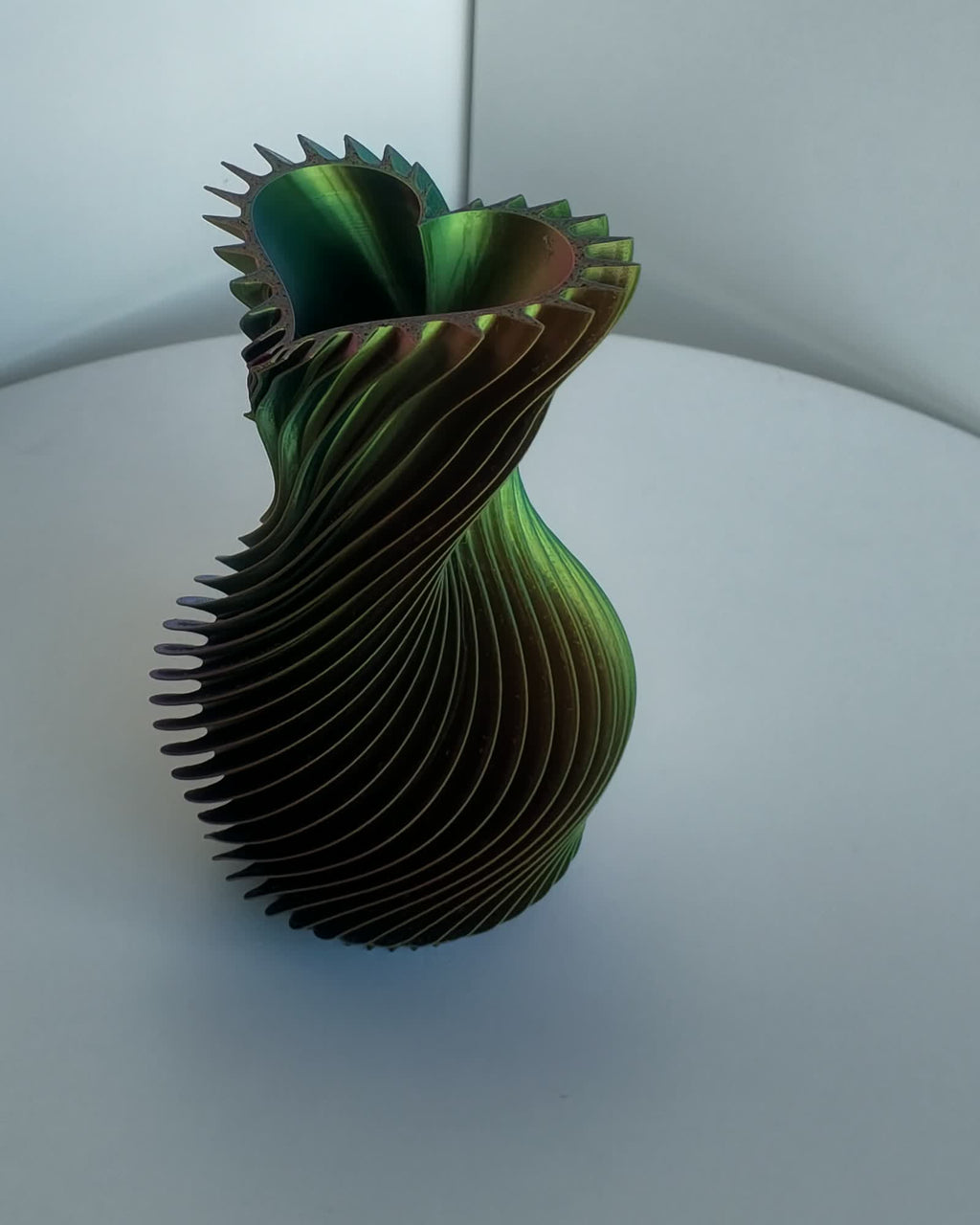 Herzvase Blau-Lila-Rot-Gold – grüne Ansicht