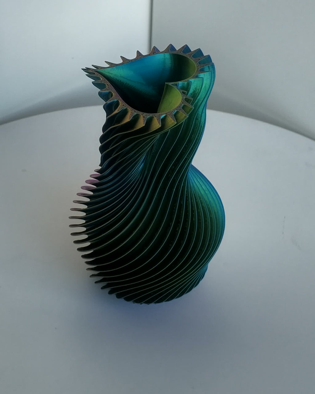 Herzvase Blau-Lila-Rot-Gold – teal-blaue Ansicht