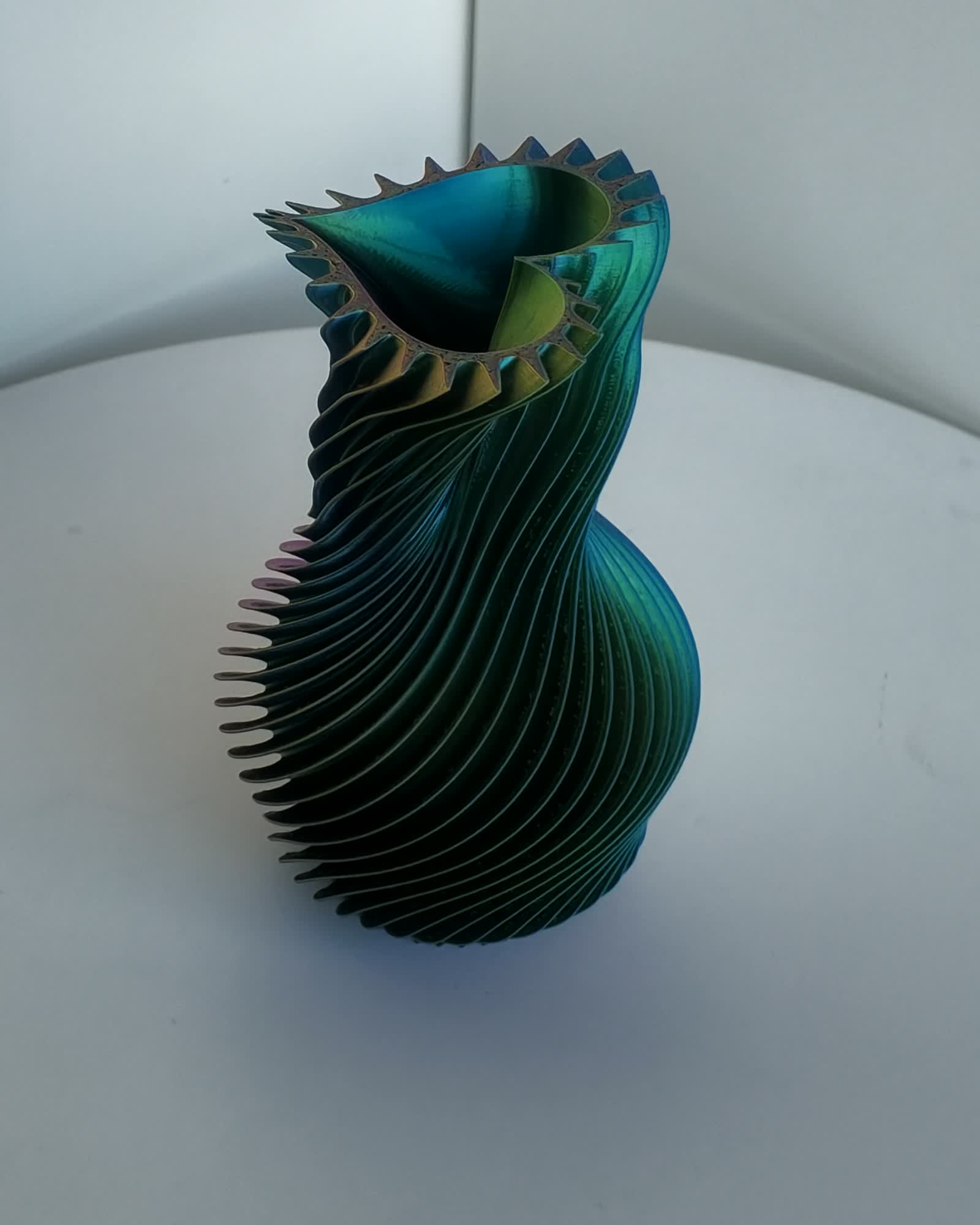 Herzvase Blau-Lila-Rot-Gold – teal-blaue Ansicht