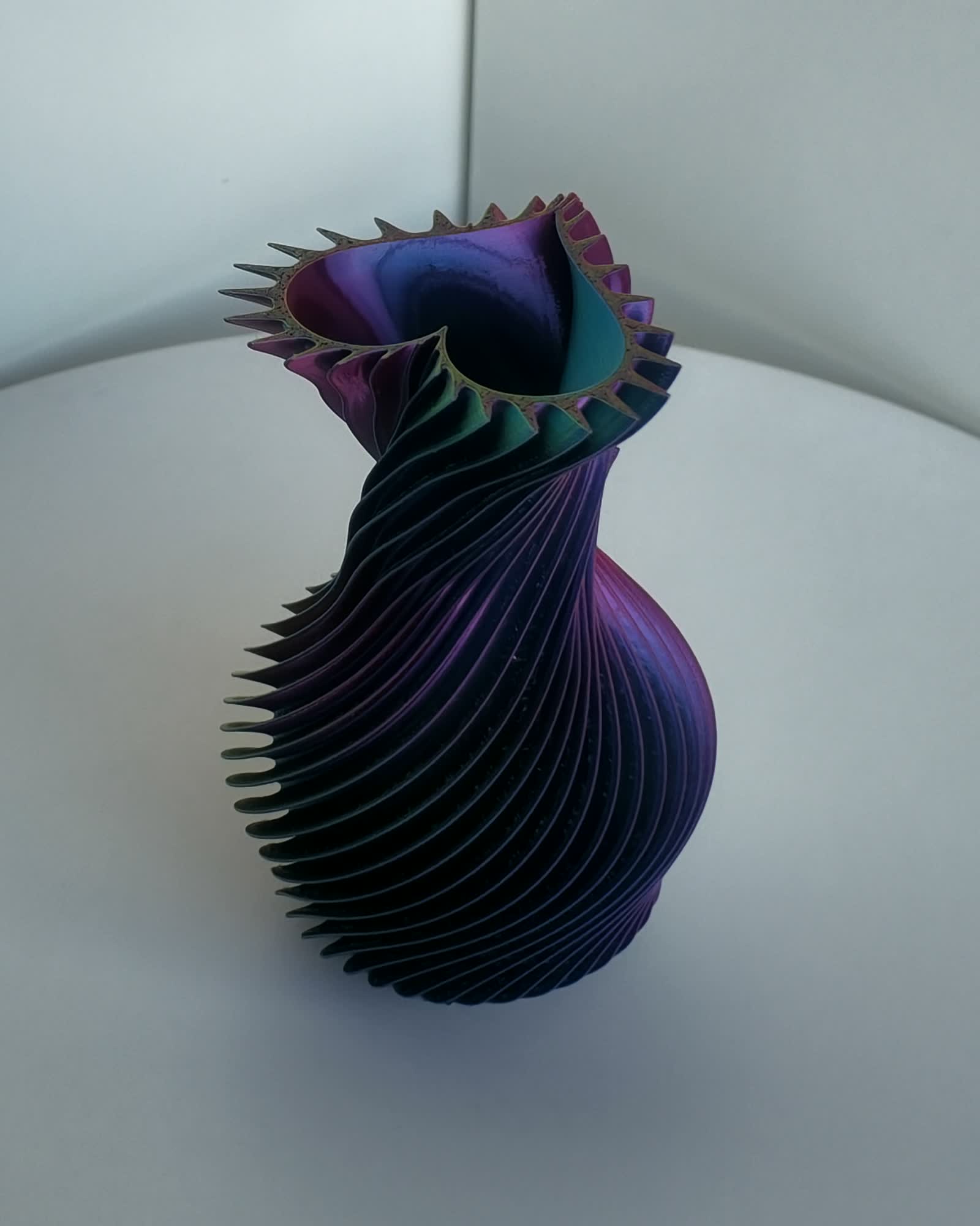 Herzvase Blau-Lila-Rot-Gold – violett-magenta Ansicht