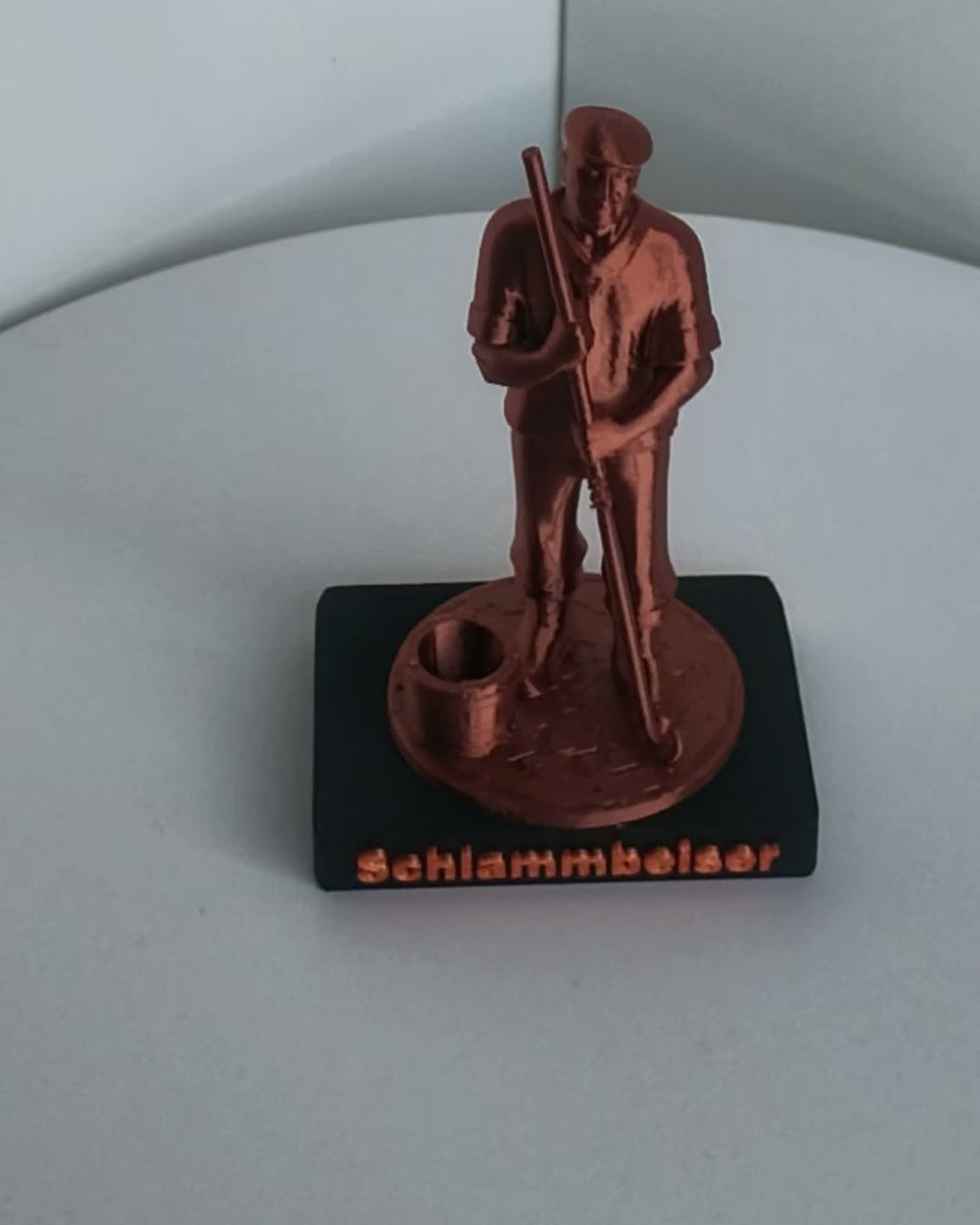 Schlammbeißer Gießen – Deko-Figur, Frontansicht mit Schriftzug